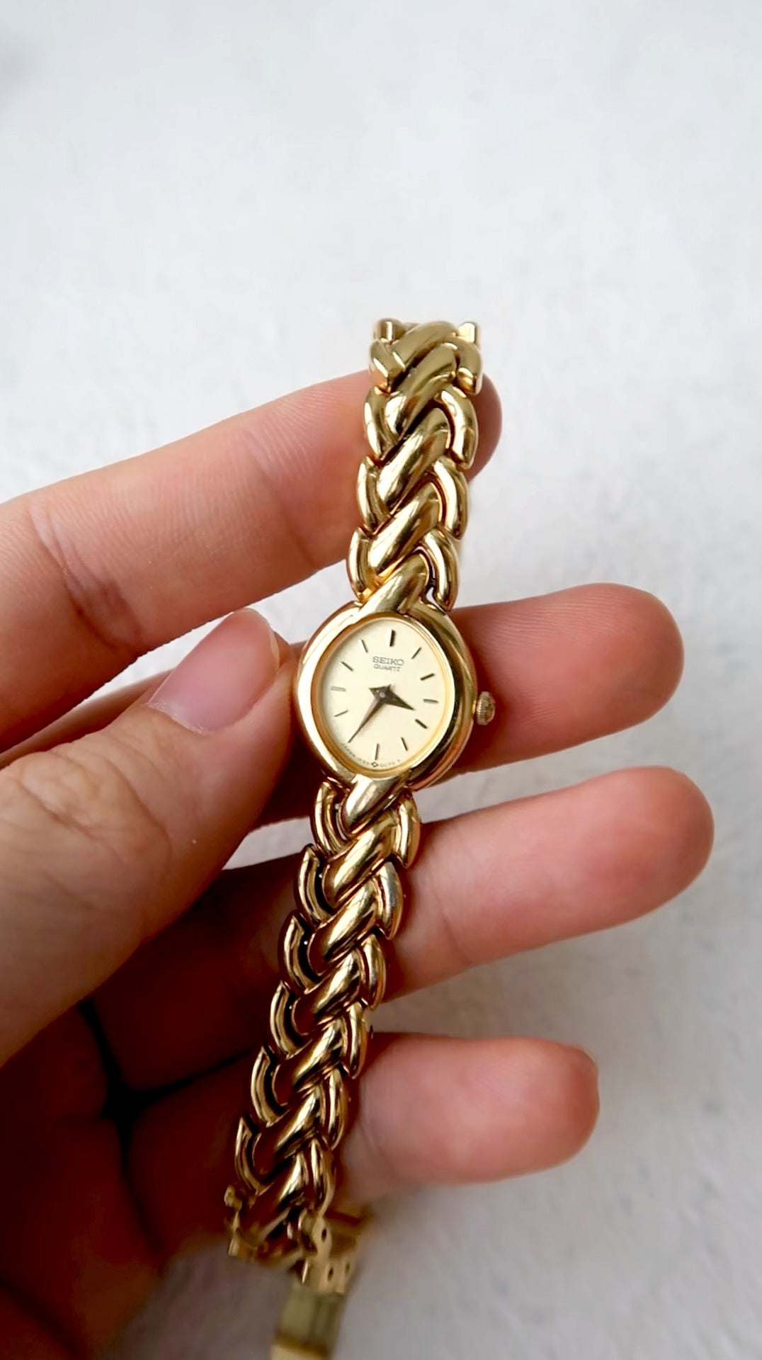 S. Oval Dial with Braid Gold Chain