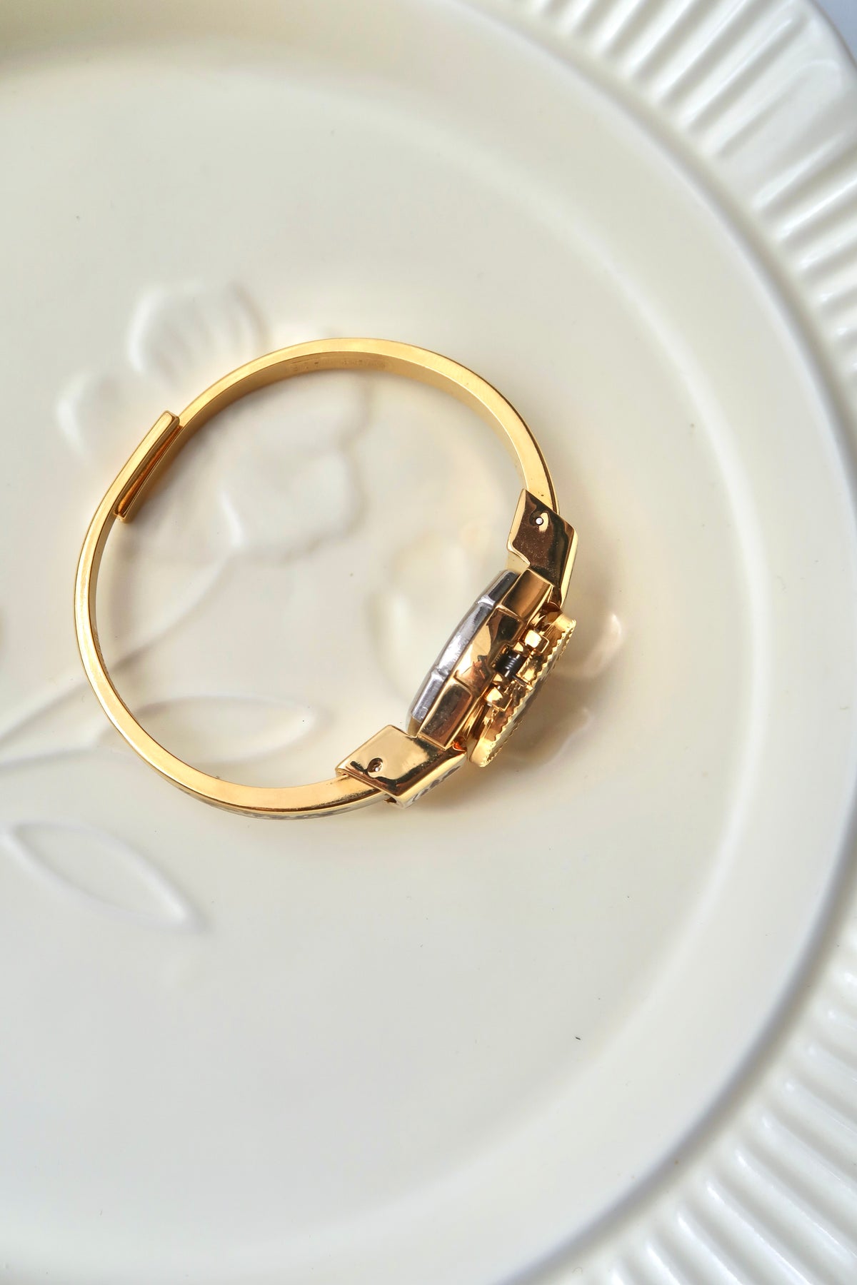AM. Beige Red Flower Pattern Gold Bangle Watch
