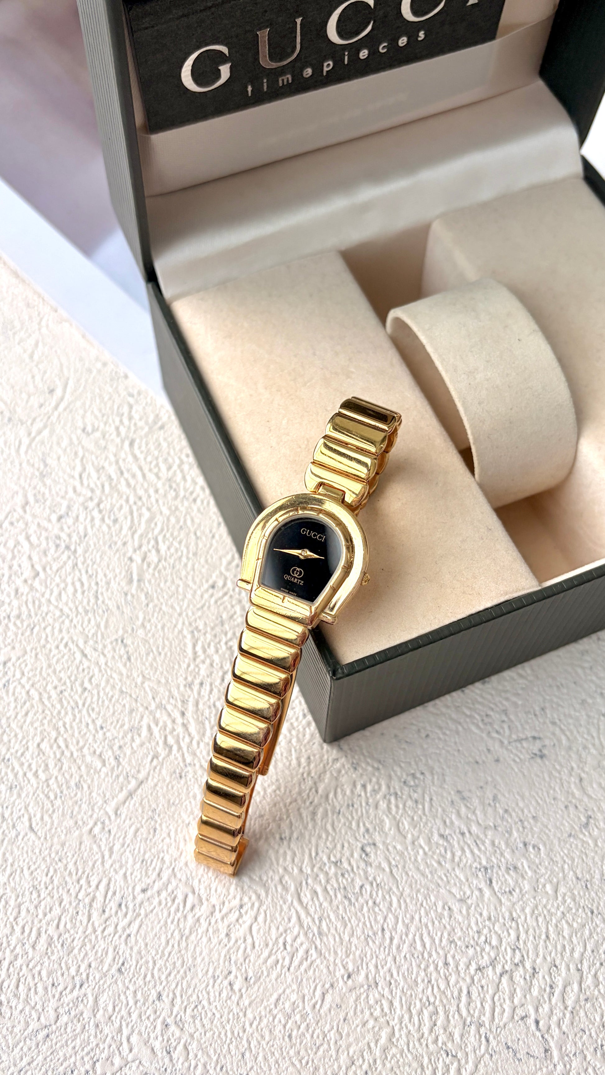 [With Box] Gc. 7000 Horsebit Black Dial Gold Chain Watch