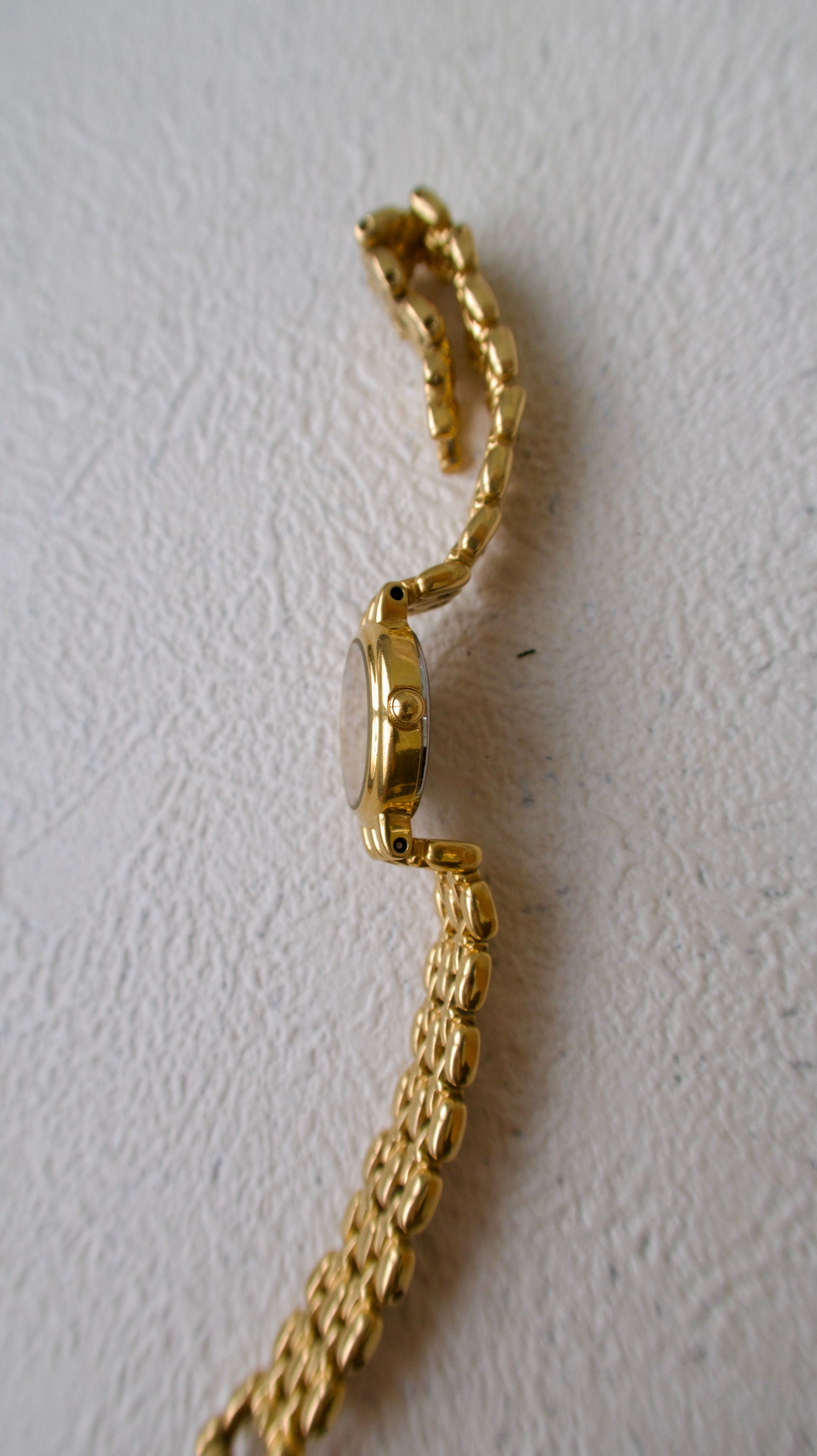 S. Round Gold Dial and Chain