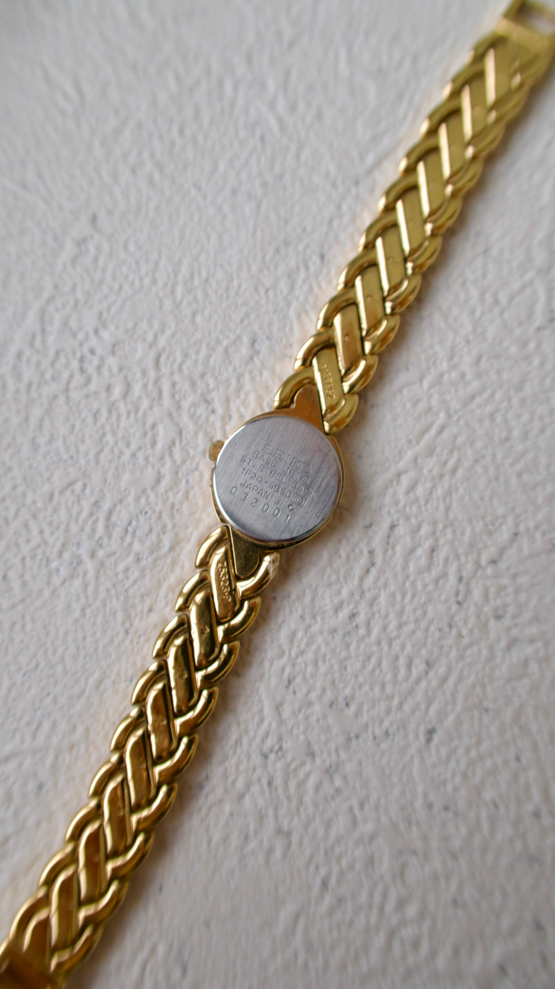 S. Oval Dial with Braid Gold Chain