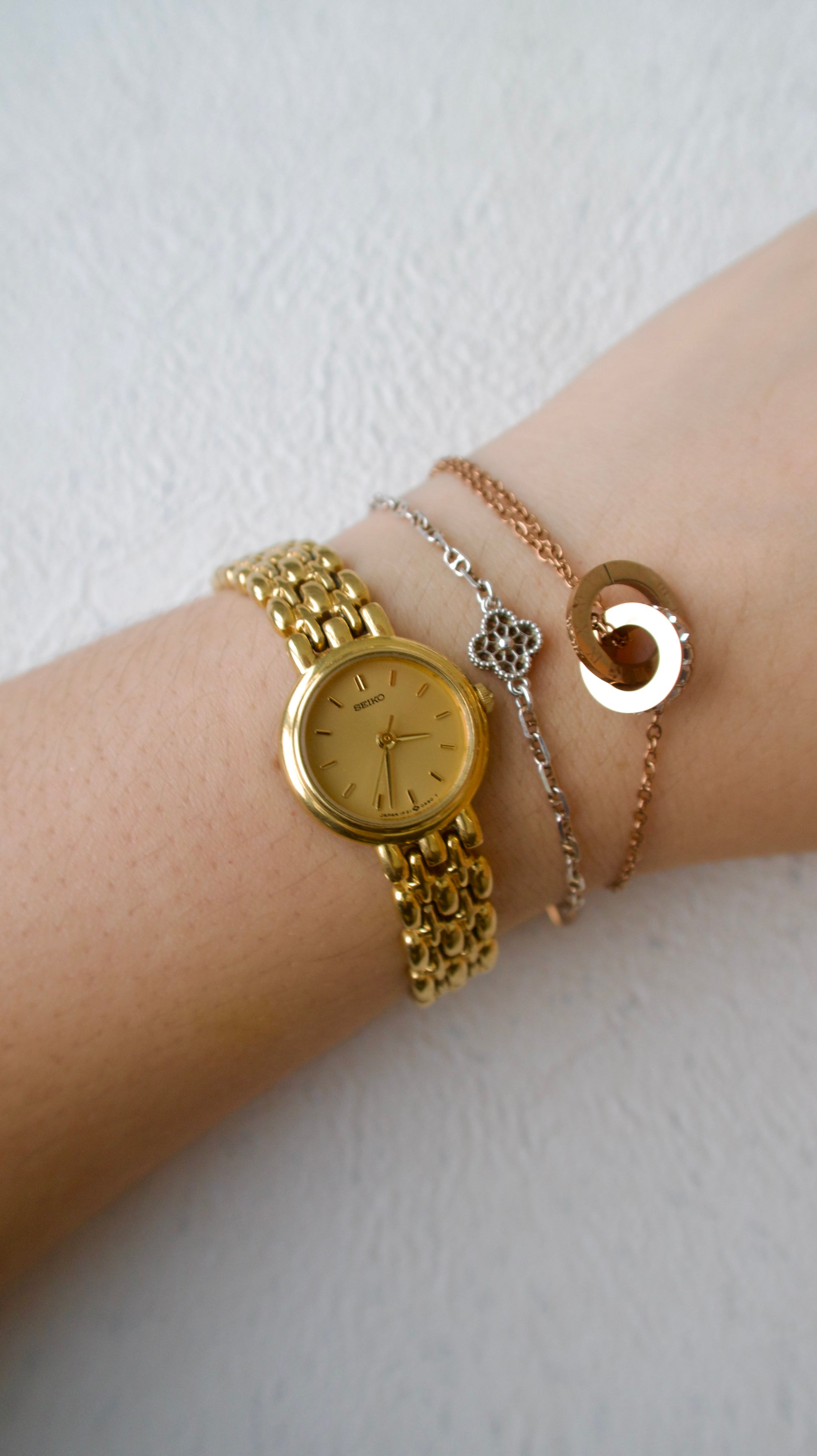 S. Round Gold Dial and Chain