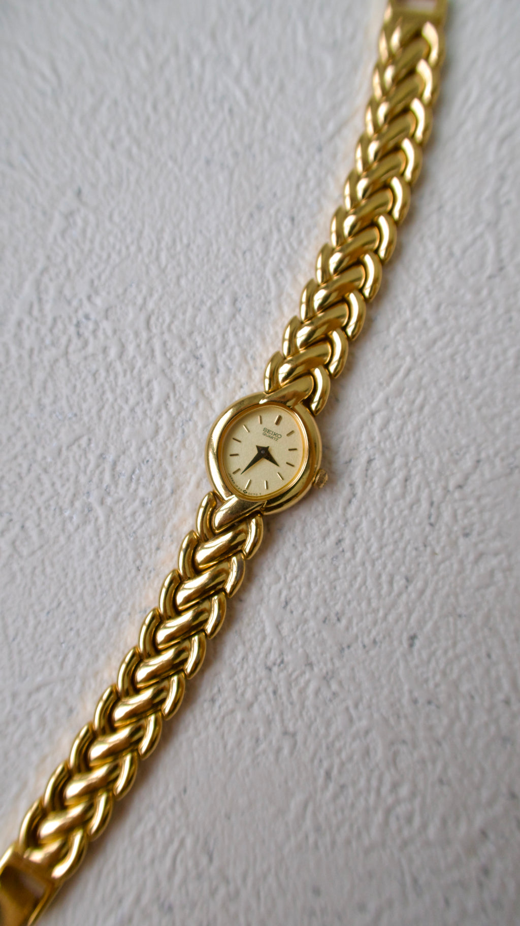 S. Oval Dial with Braid Gold Chain