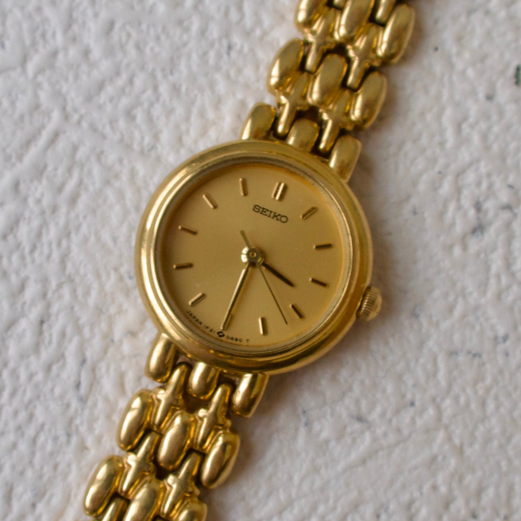 S. Round Gold Dial and Chain