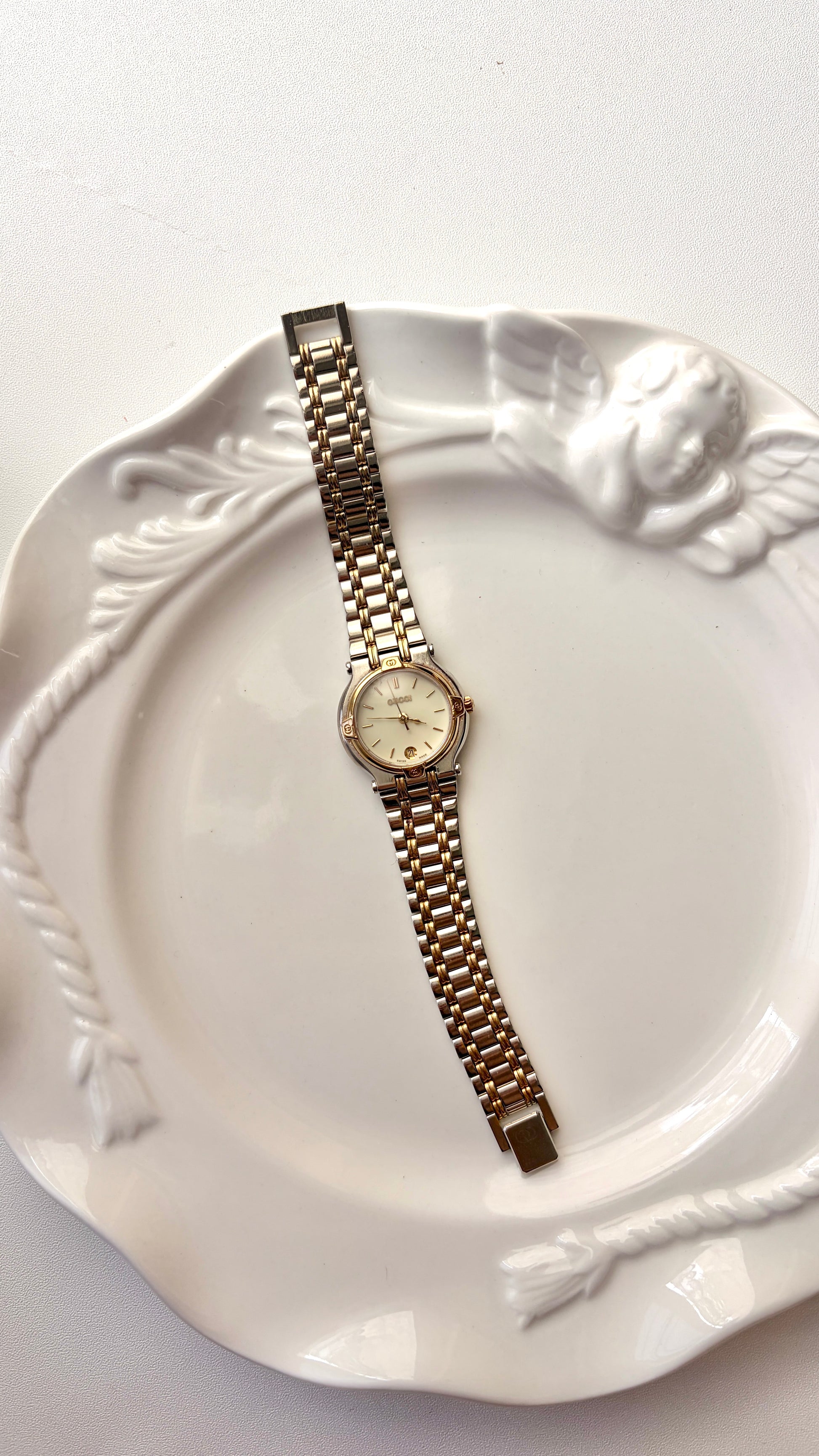 Gc. 9000L White Round Dial Two Tone Chain Watch