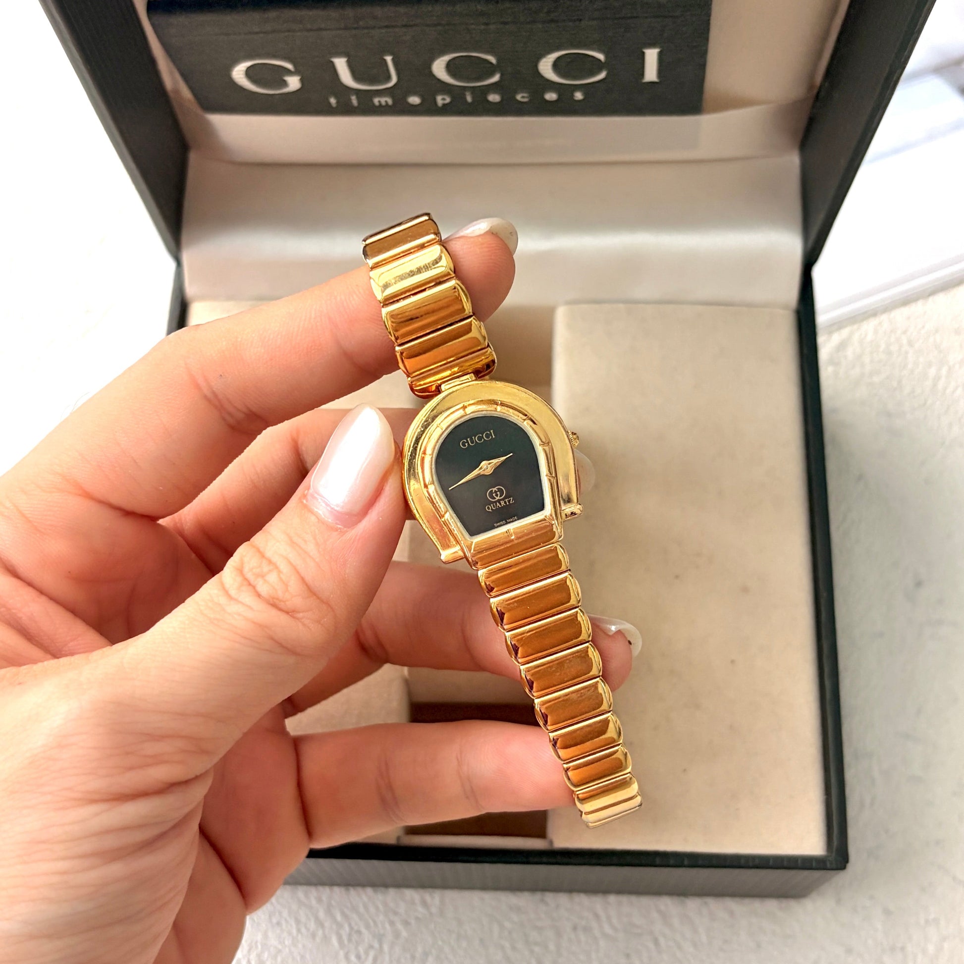 [With Box] Gc. 7000 Horsebit Black Dial Gold Chain Watch
