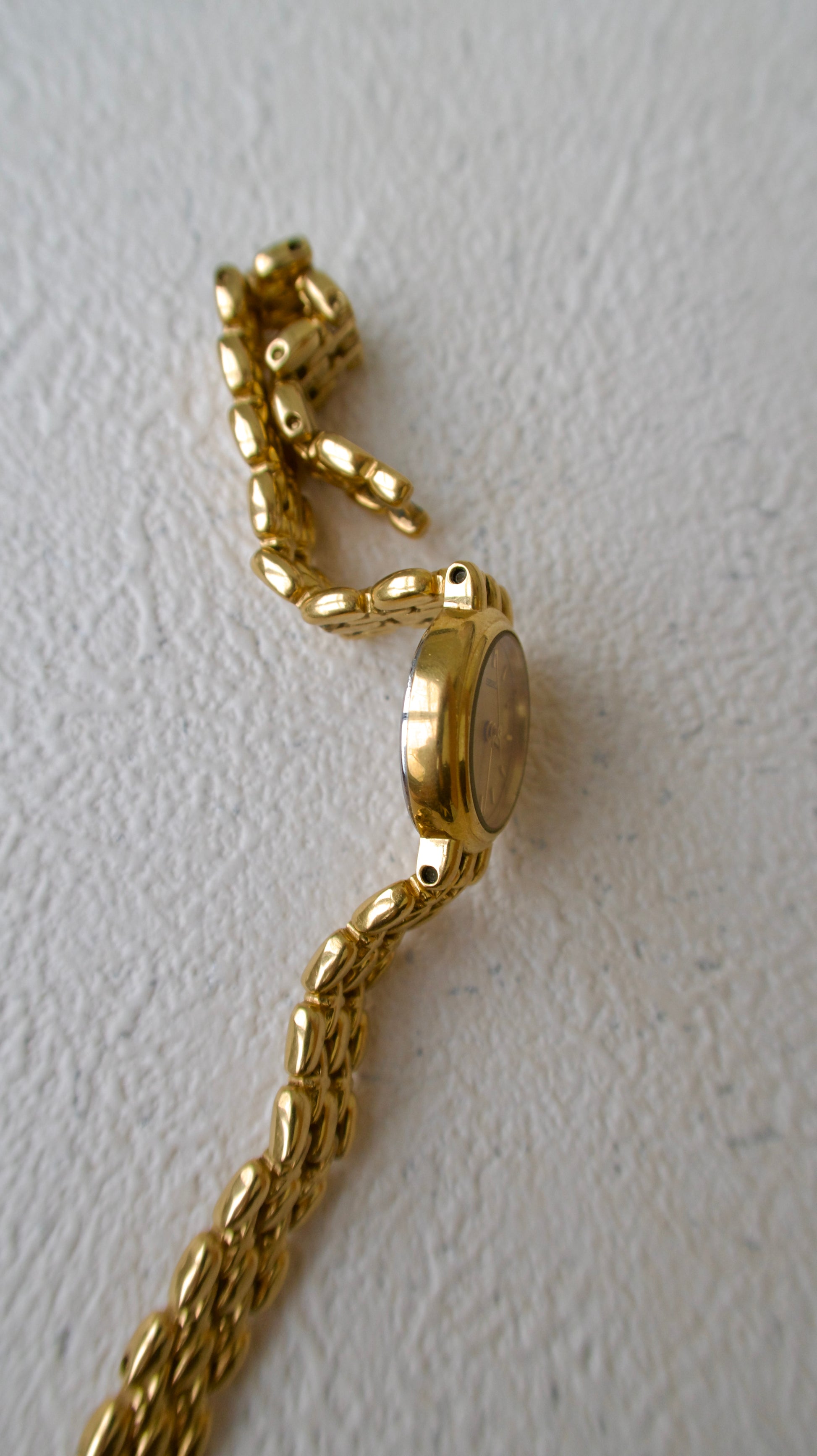 S. Round Gold Dial and Chain