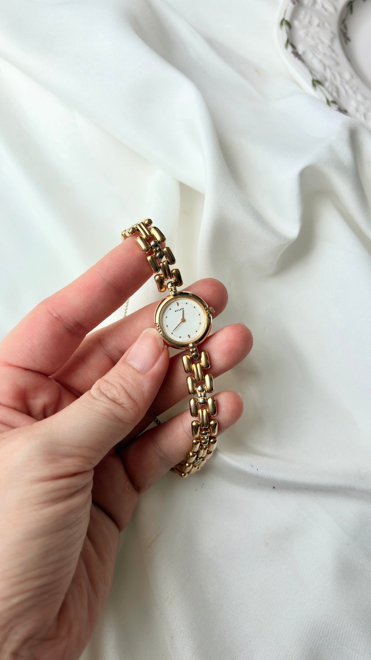 CTZ. Sylph White Round Dial Gold Chain Watch