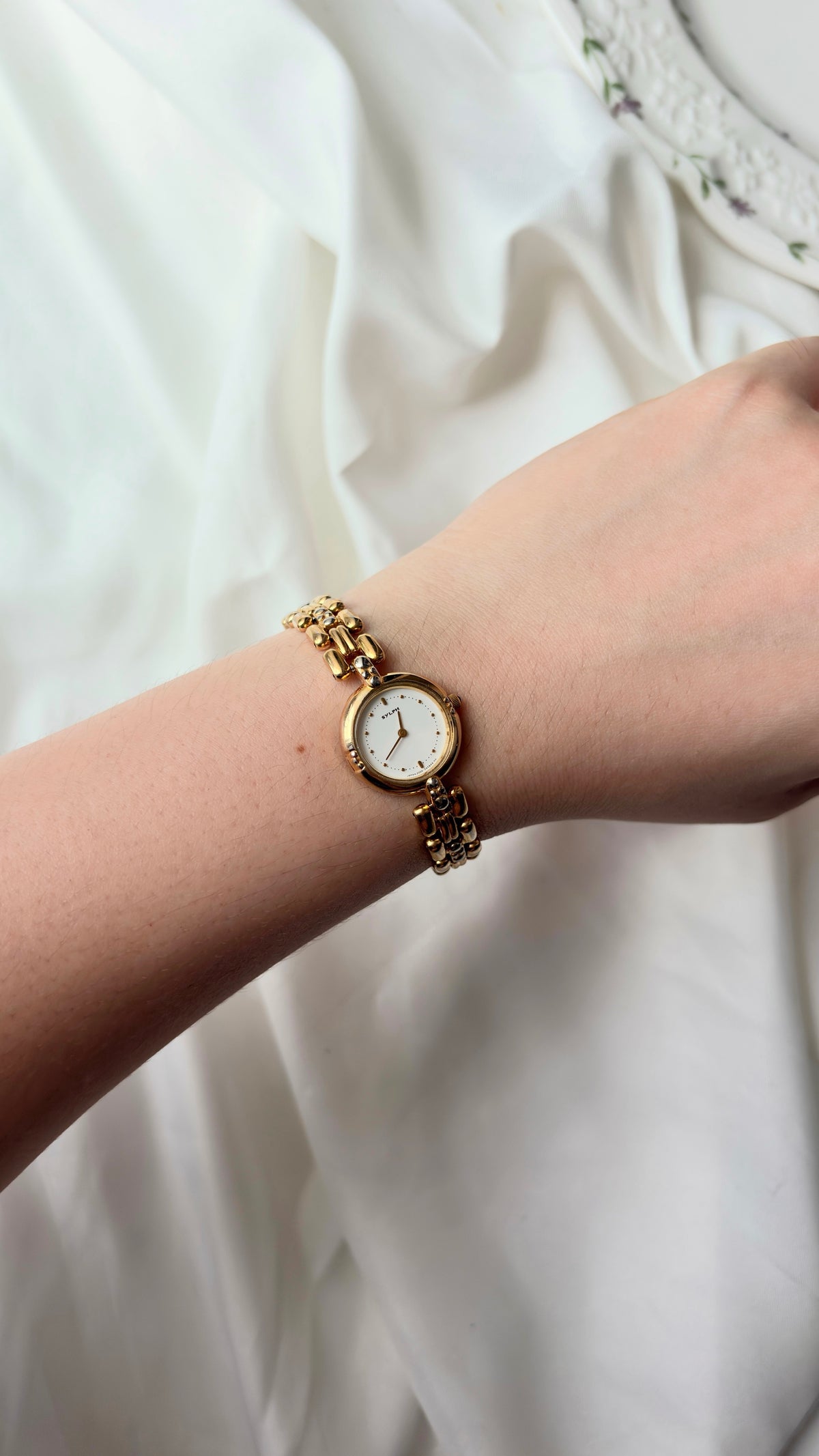 CTZ. Sylph White Round Dial Gold Chain Watch
