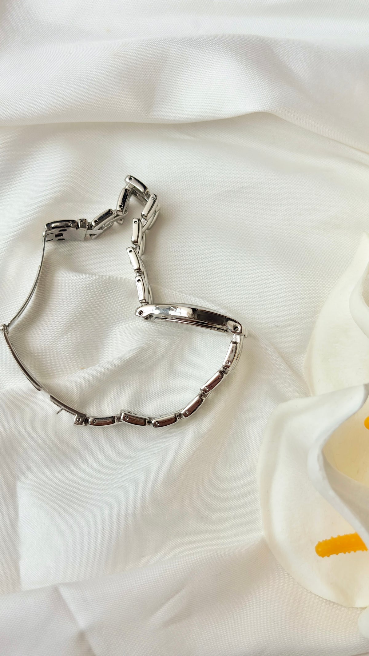 S. Lucent White Oval Dial Silver Chain Watch