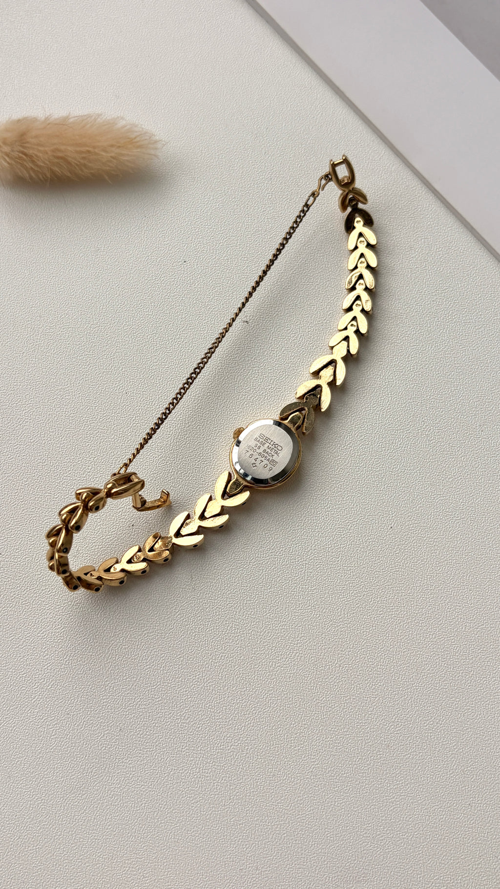 S. Gold Round Dial with 6P Pink Jewels Gold Chain Watch