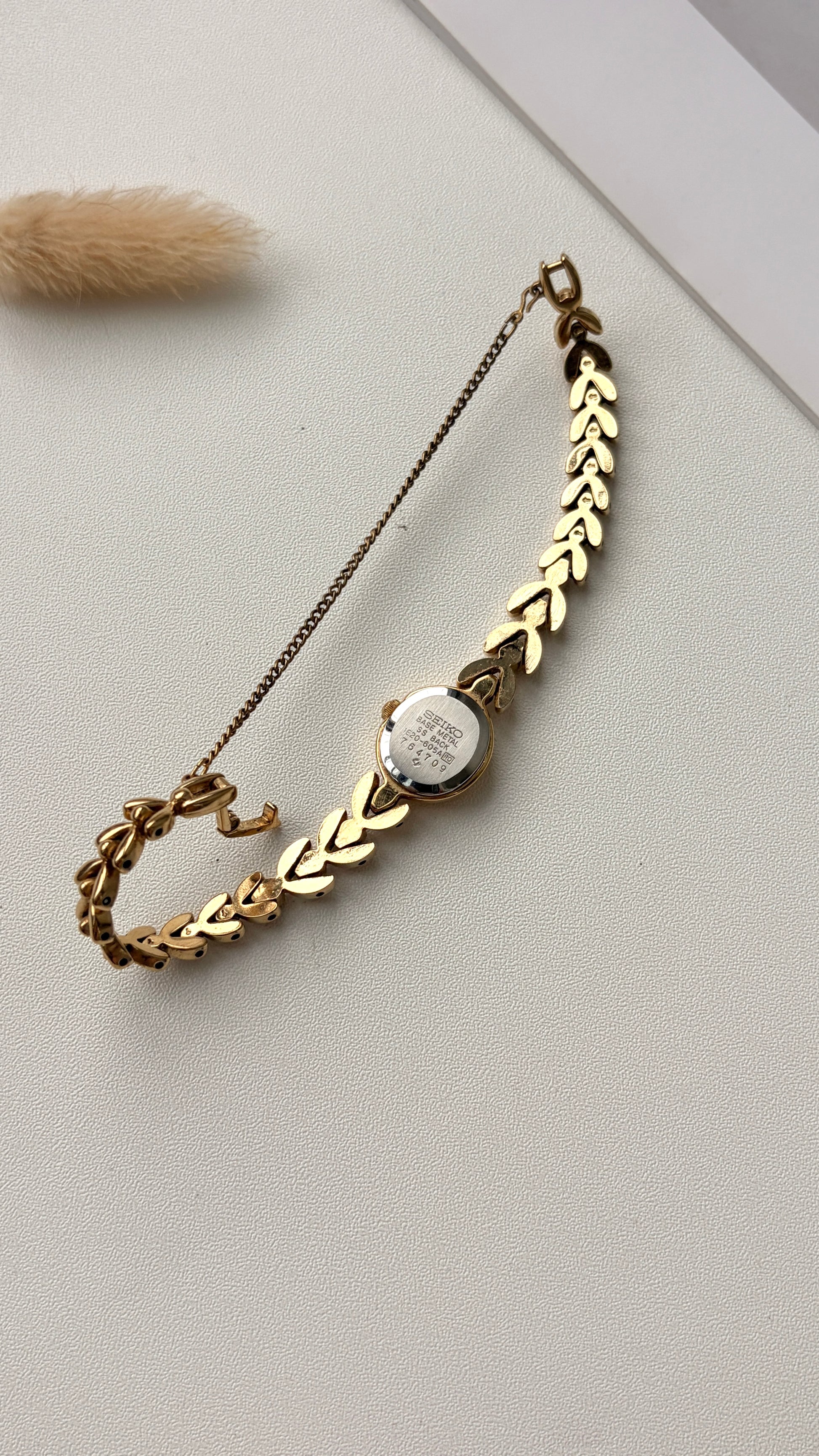 S. Gold Round Dial with 6P Pink Jewels Gold Chain Watch