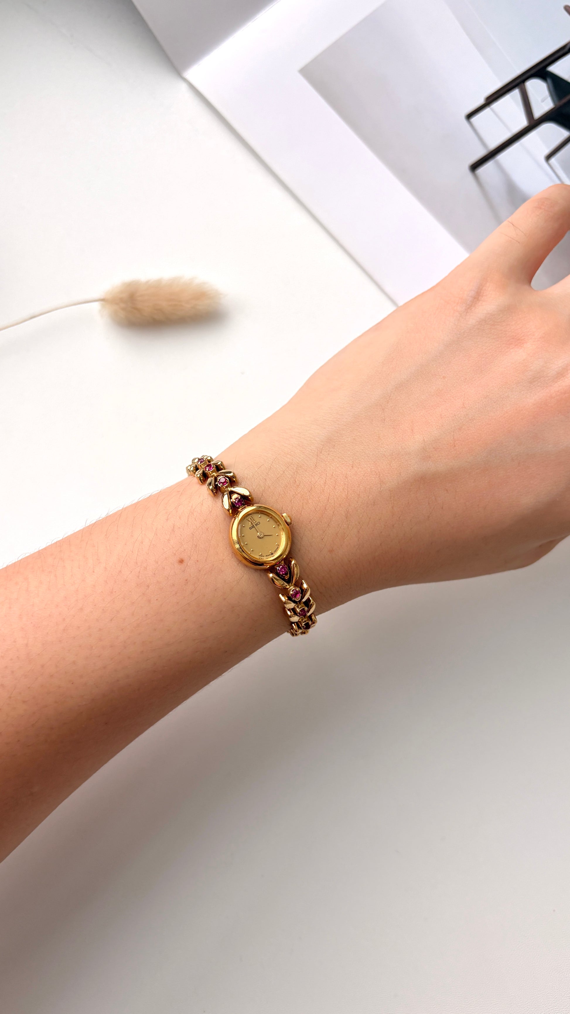 S. Gold Round Dial with 6P Pink Jewels Gold Chain Watch