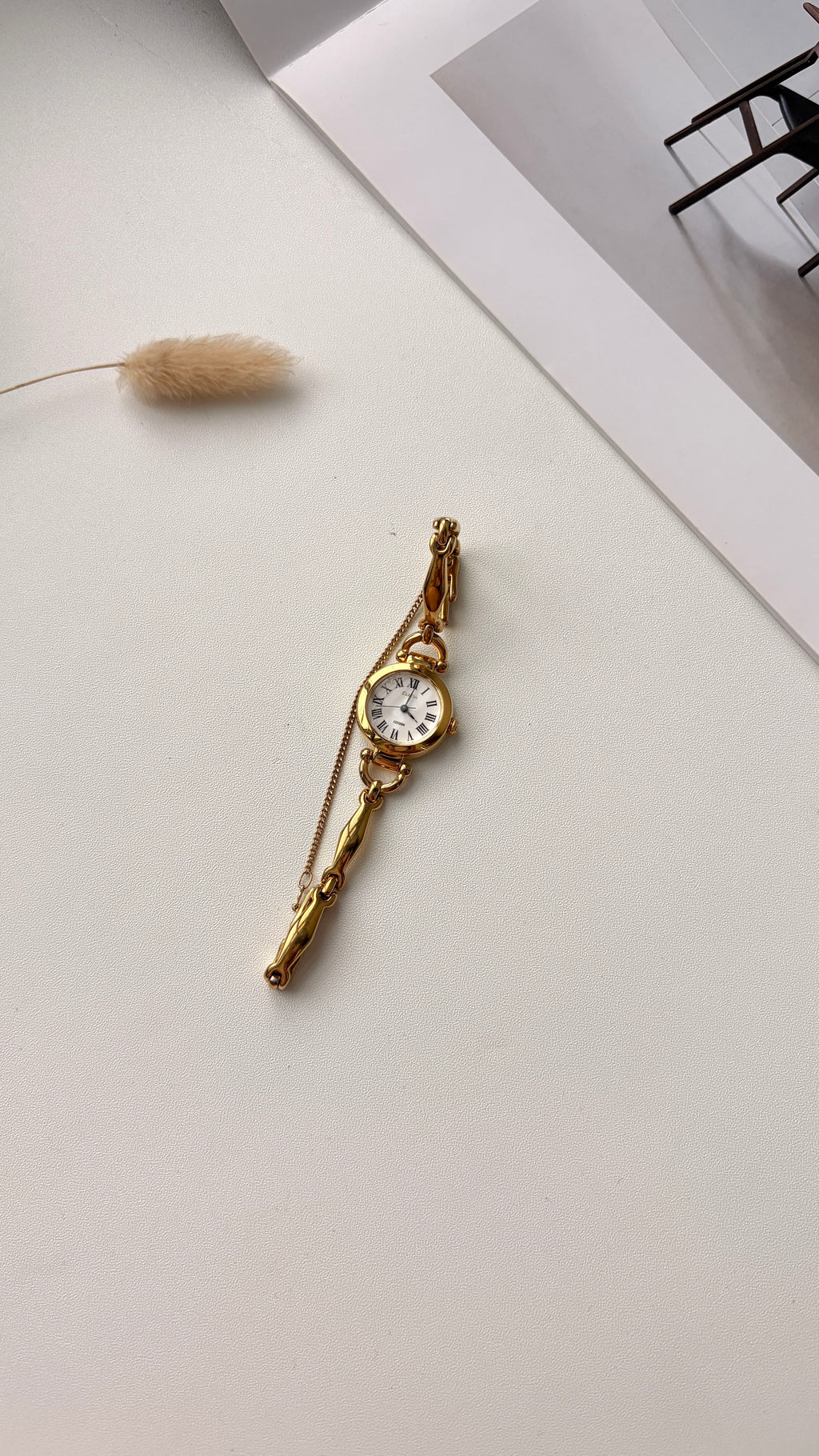 CTZ. Cletia White Round Dial Gold Chain Watch
