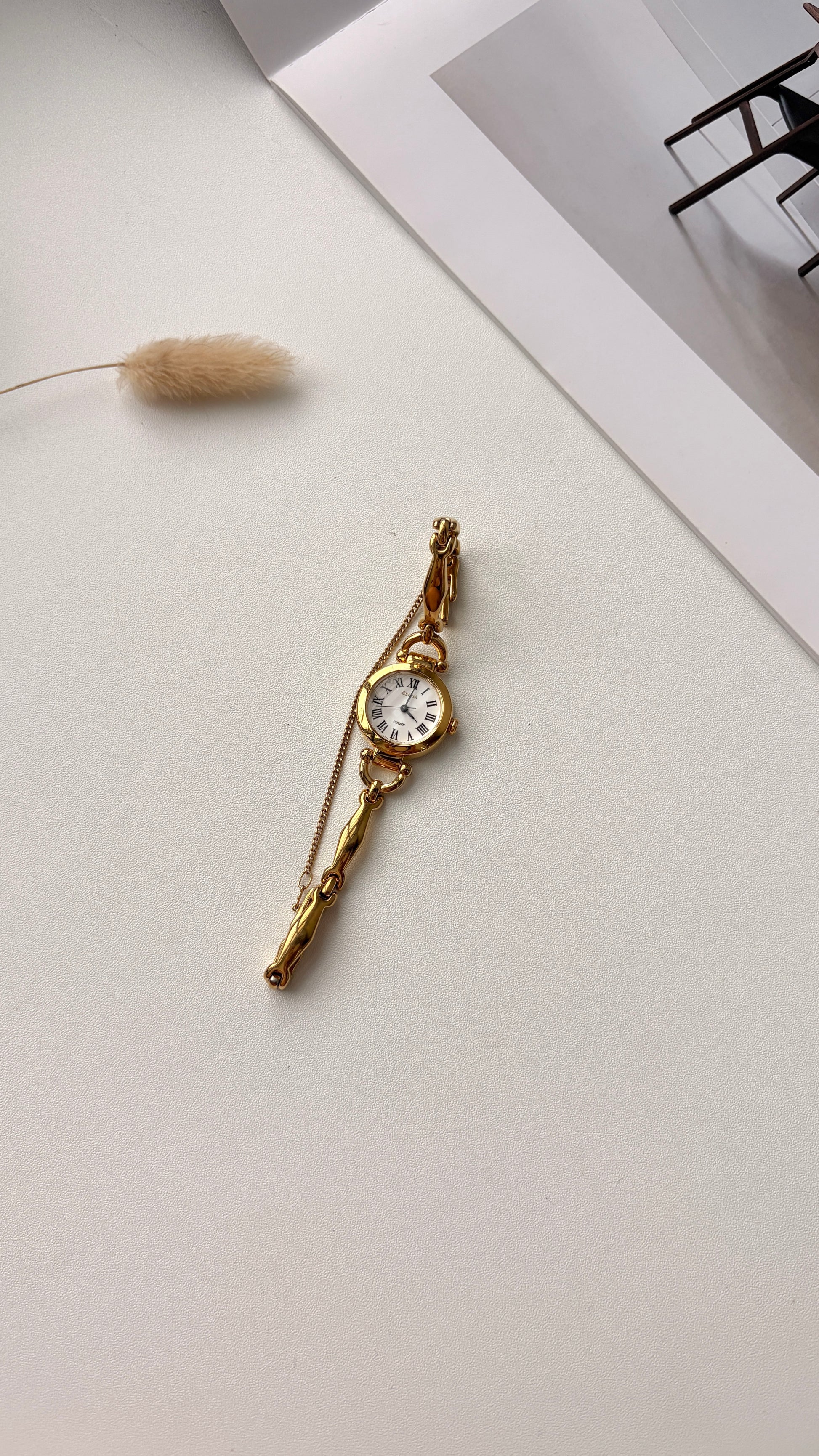 CTZ. Cletia White Round Dial Gold Chain Watch