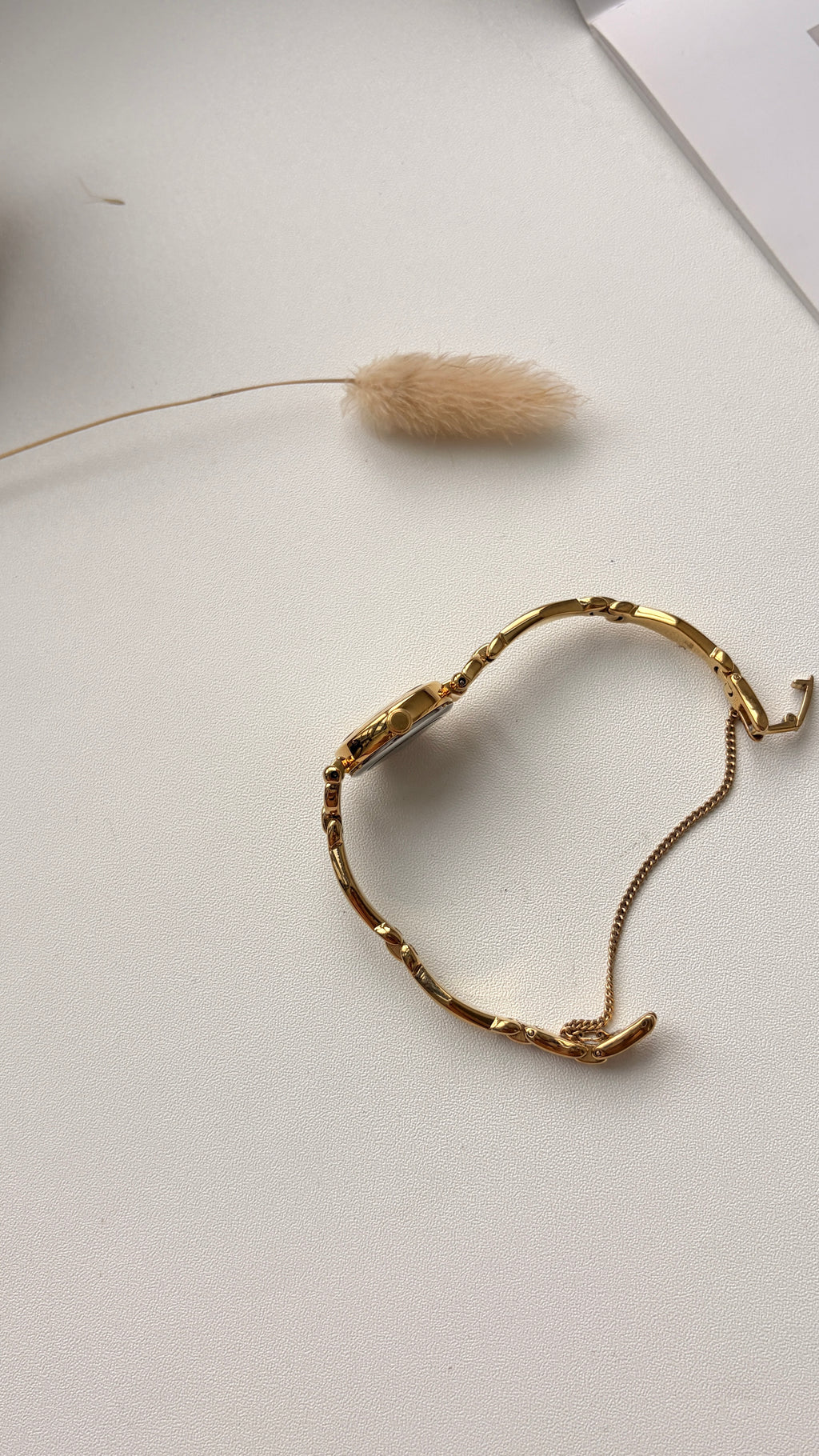 CTZ. Cletia White Round Dial Gold Chain Watch