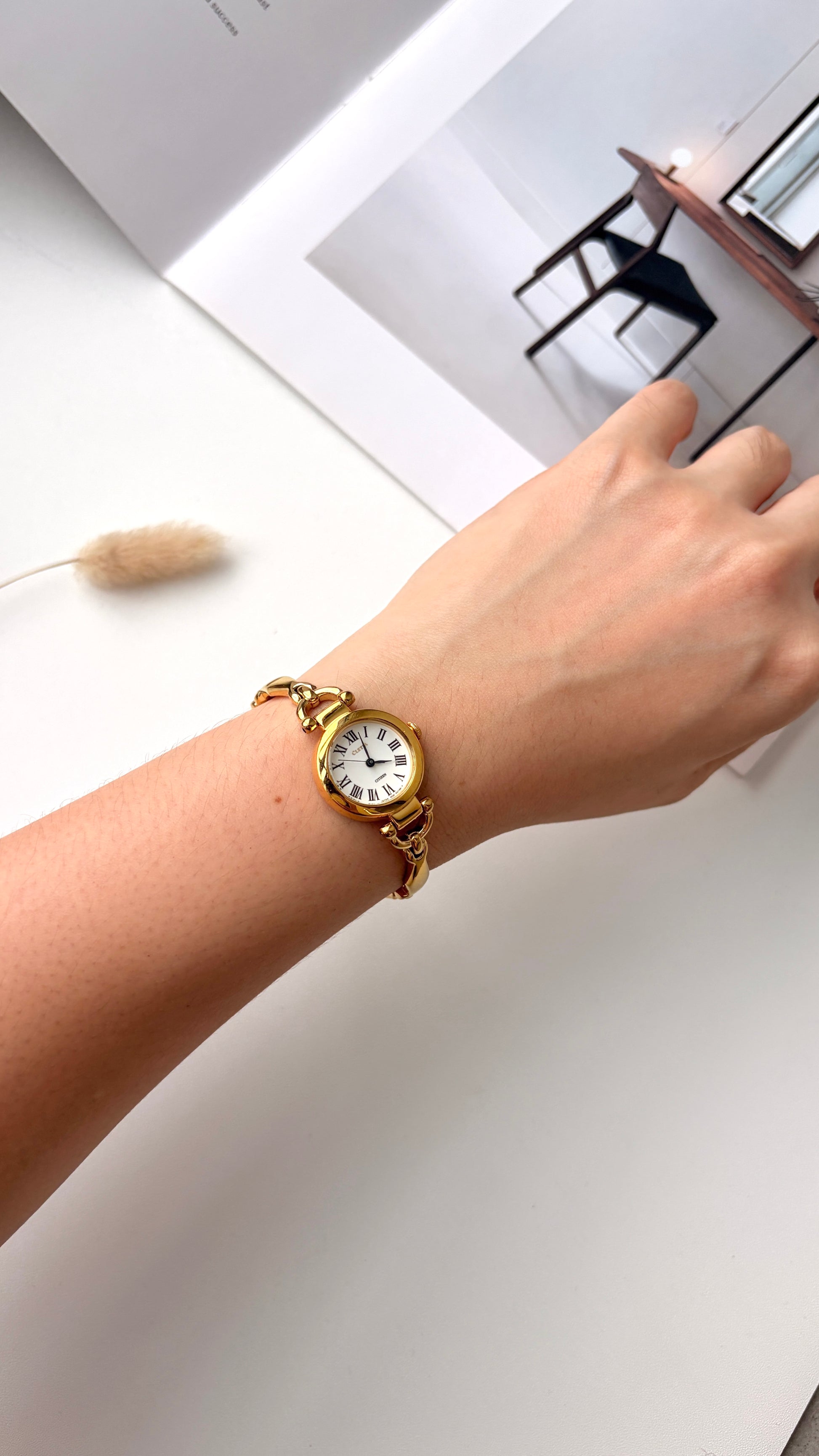 CTZ. Cletia White Round Dial Gold Chain Watch