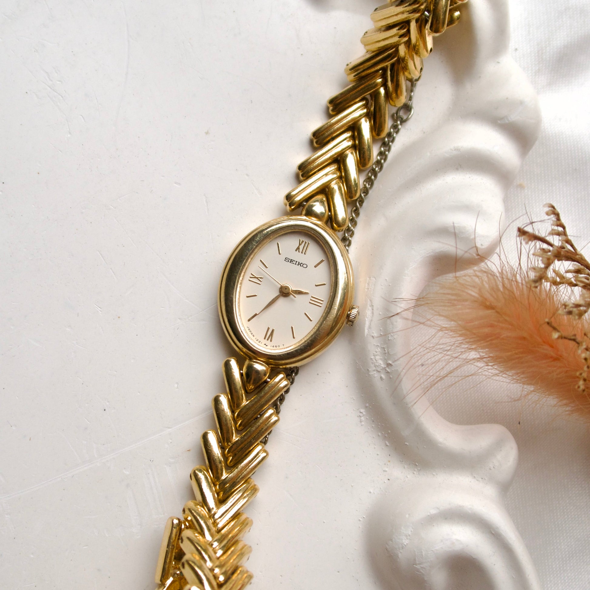 S. Oval Dial with V Gold Chain