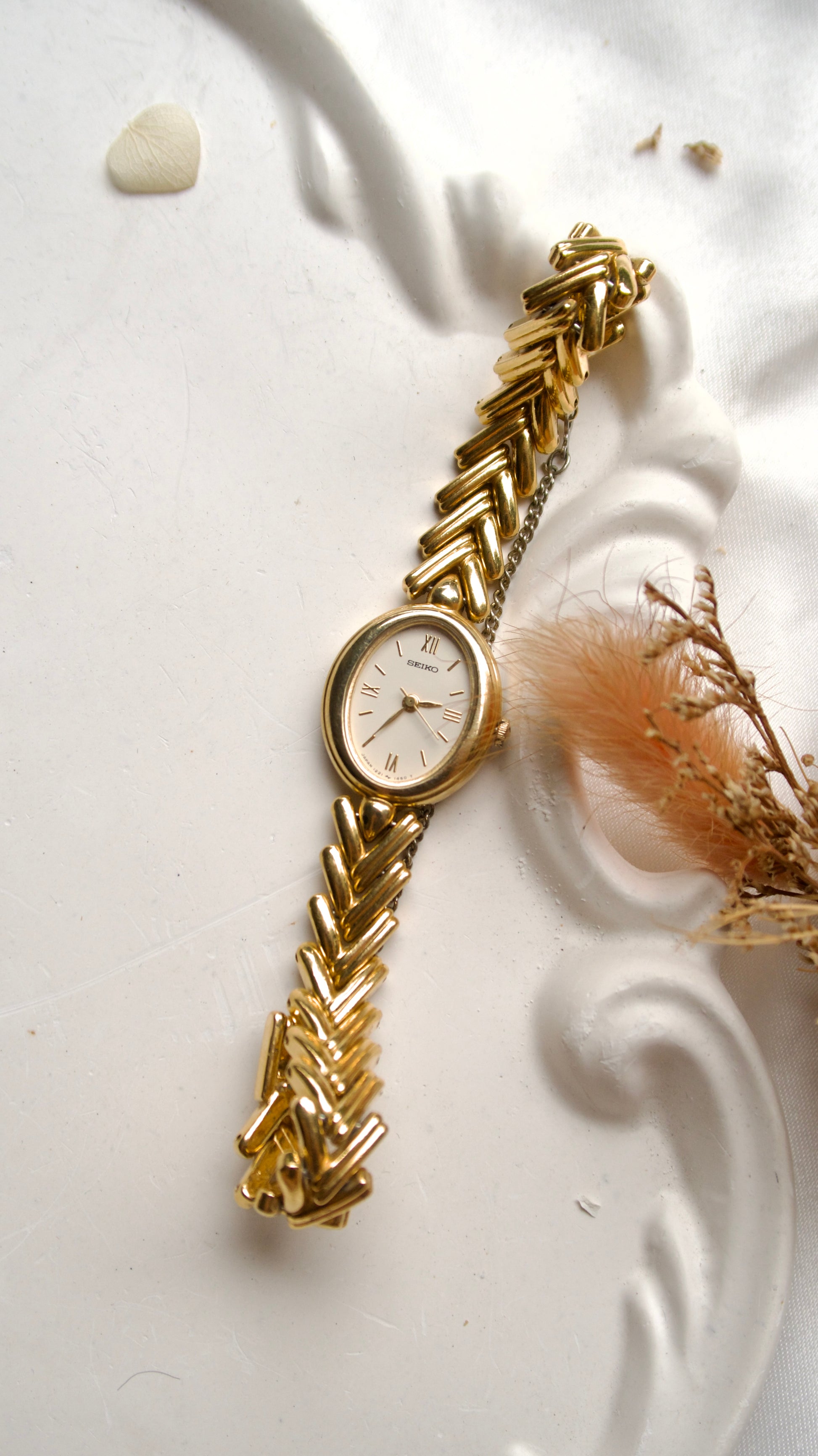 S. Oval Dial with V Gold Chain