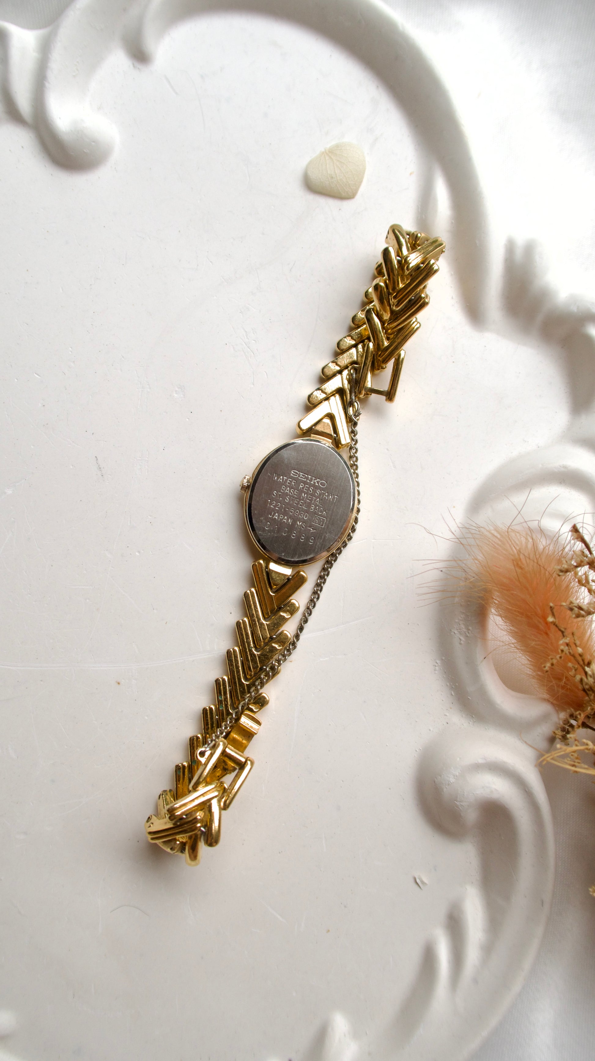 S. Oval Dial with V Gold Chain