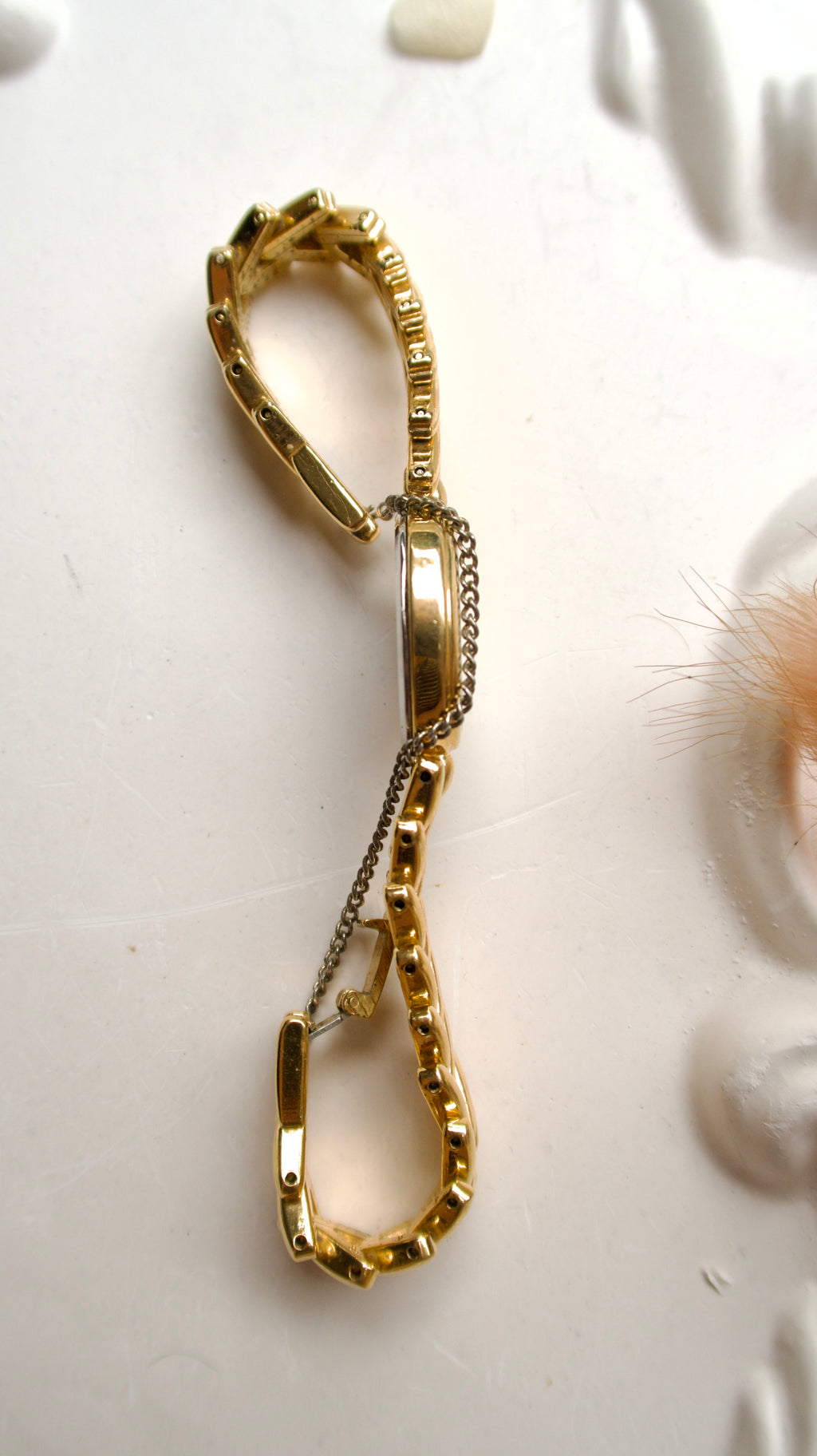 S. Oval Dial with V Gold Chain