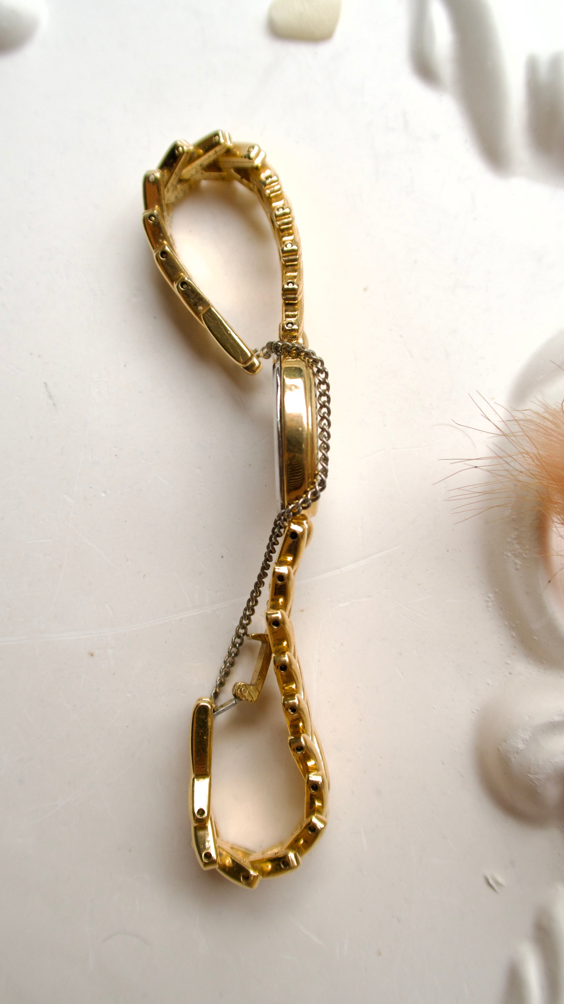 S. Oval Dial with V Gold Chain