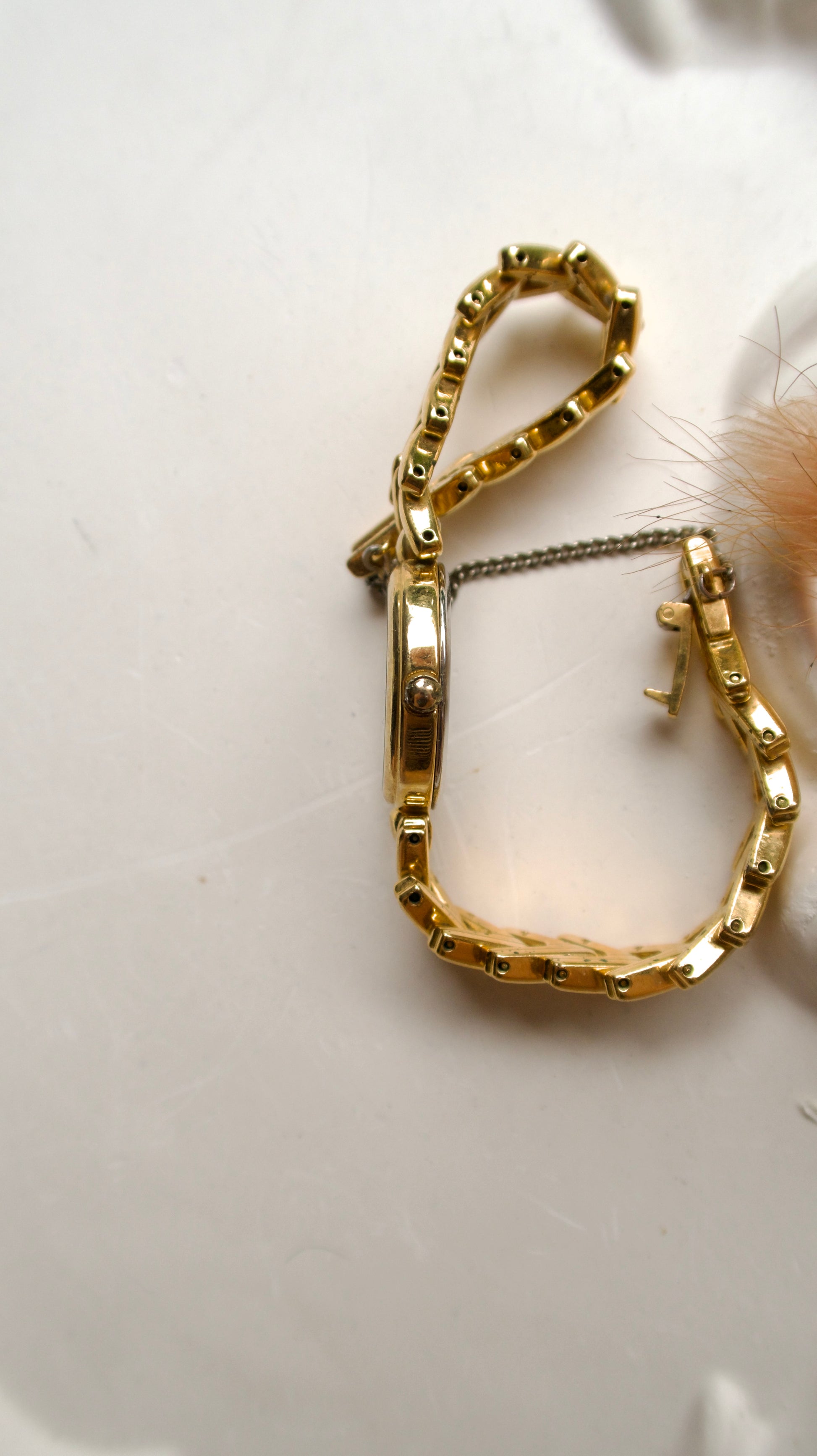 S. Oval Dial with V Gold Chain