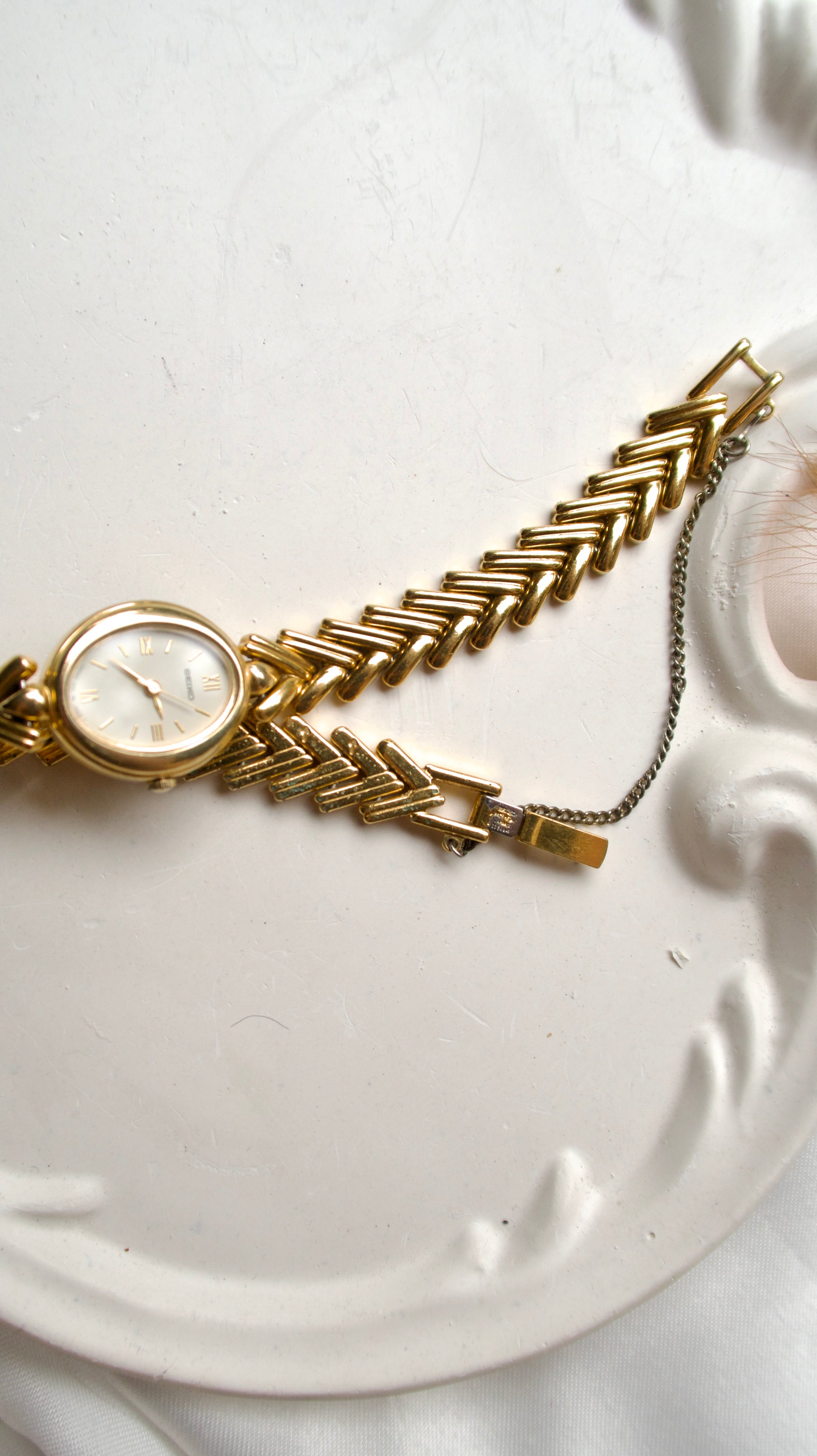 S. Oval Dial with V Gold Chain