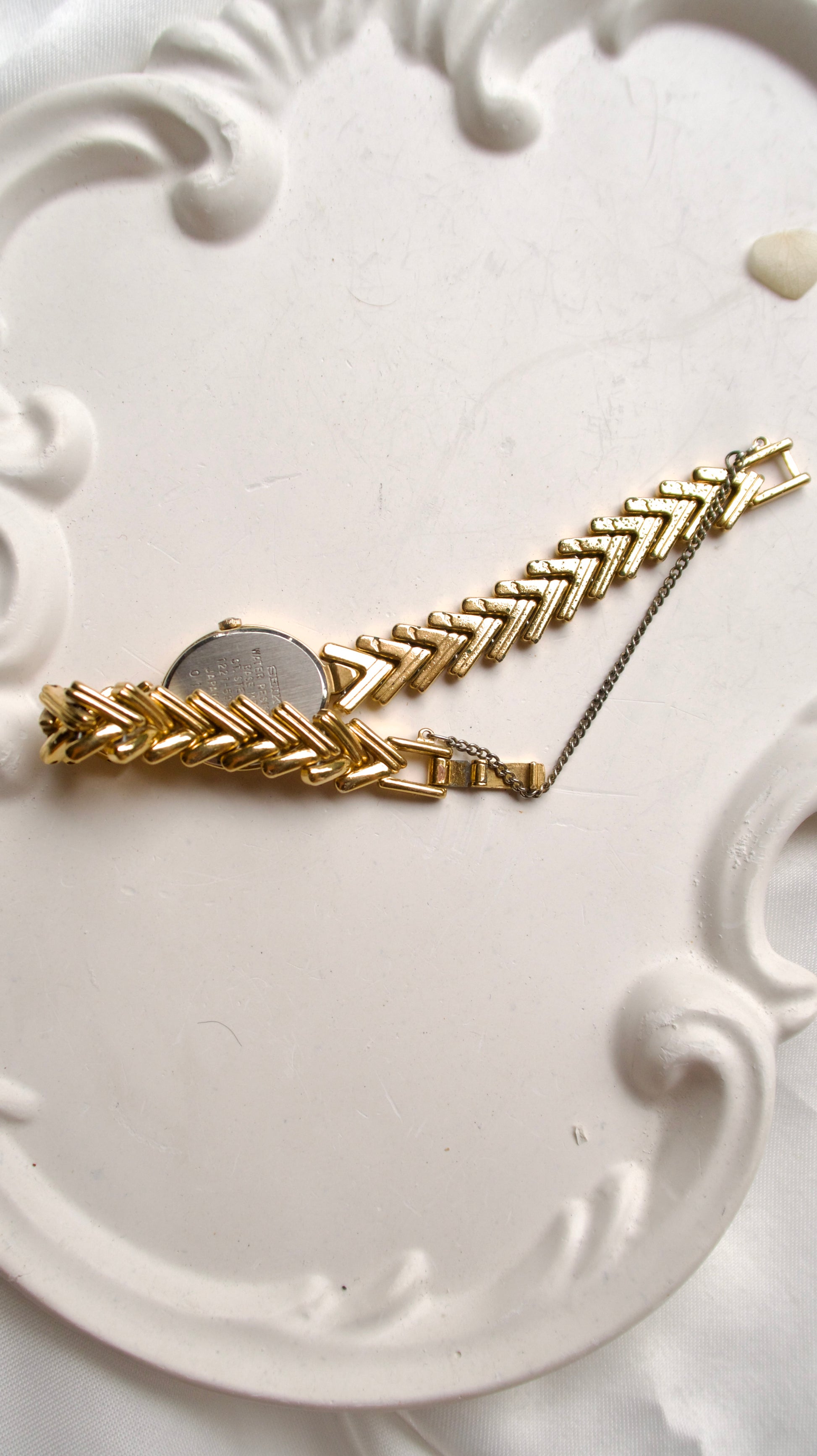 S. Oval Dial with V Gold Chain