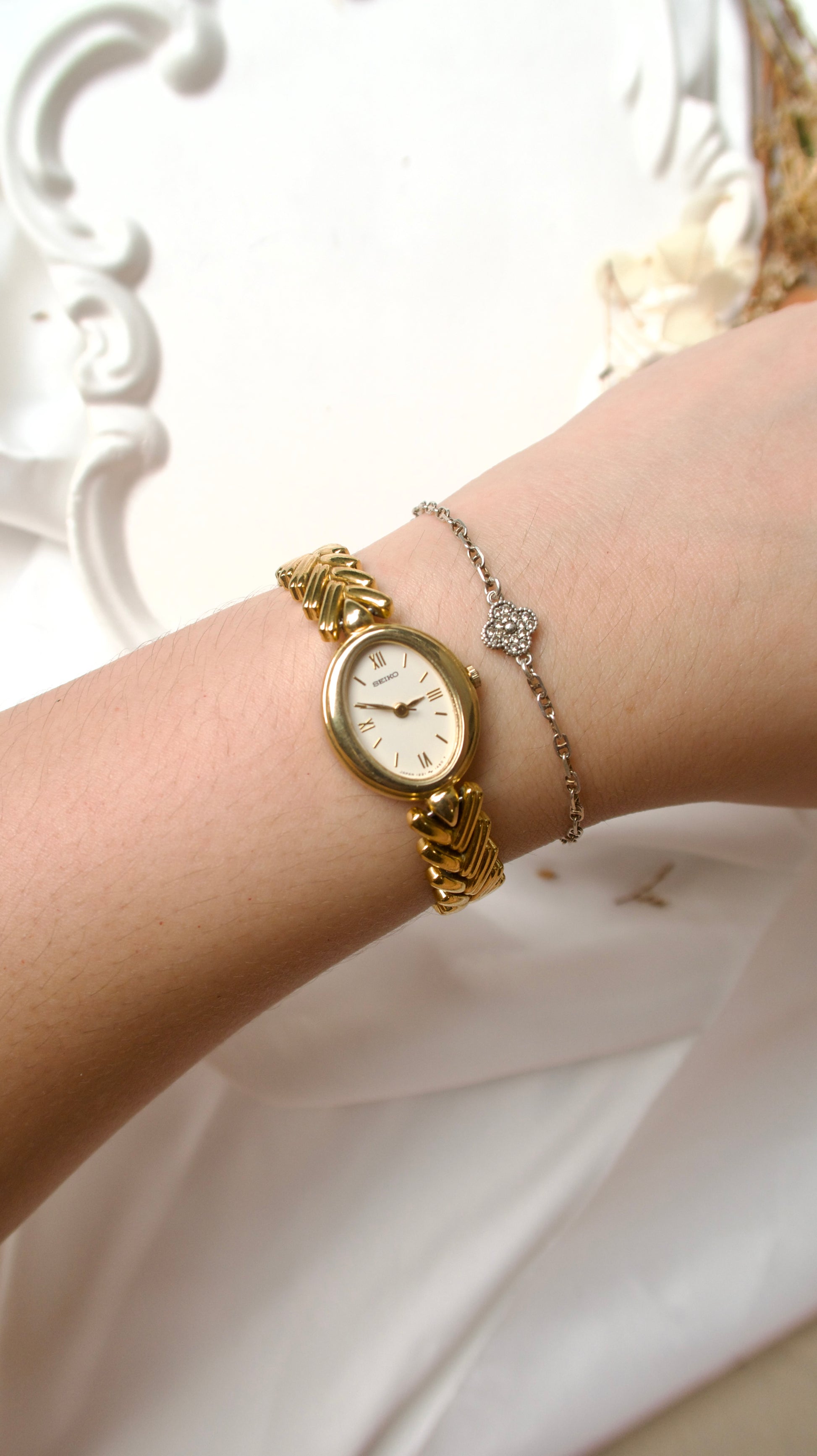 S. Oval Dial with V Gold Chain