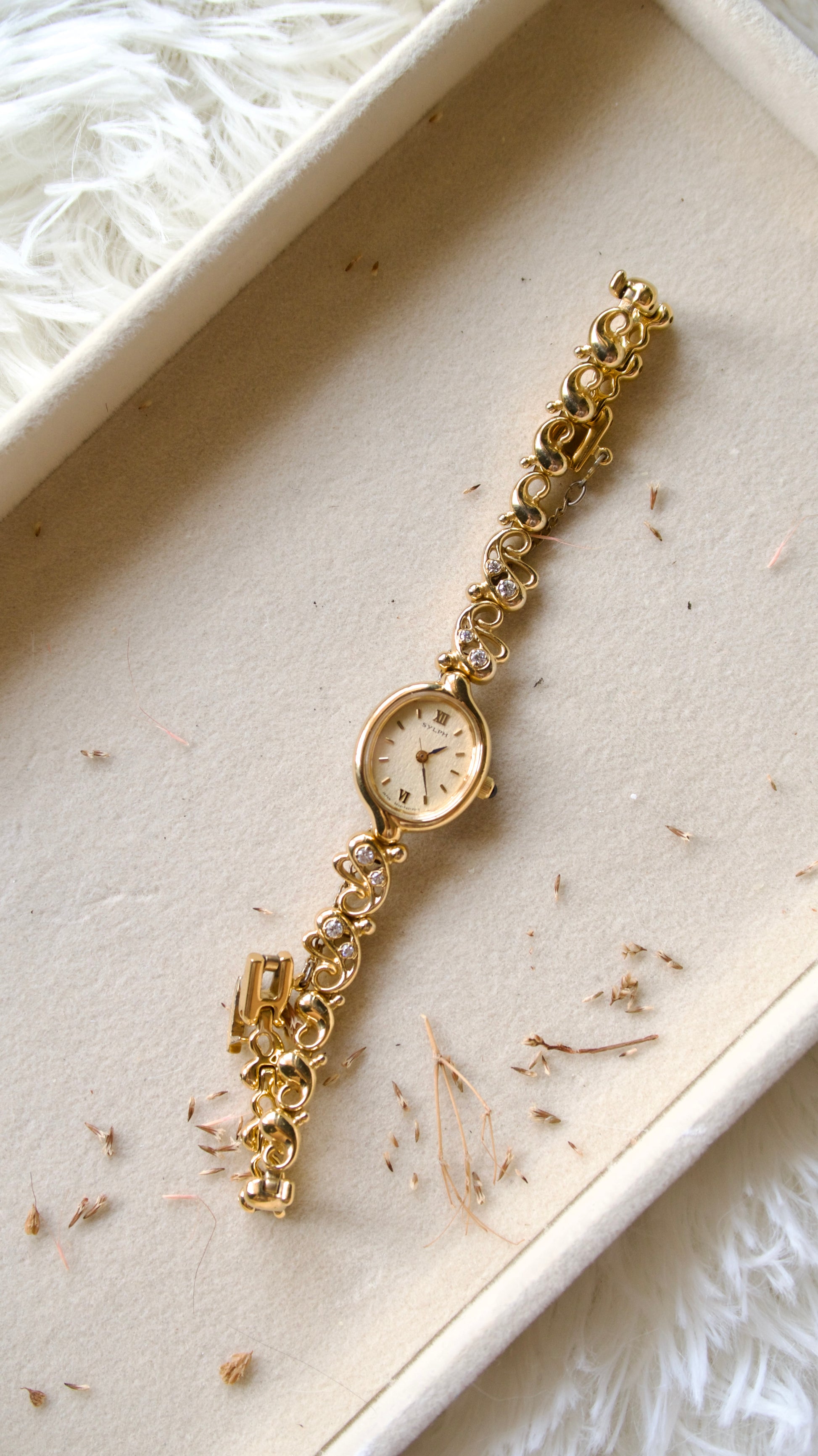 CTZ. Sylph Gold Oval Dial with White Jewels & Gold Chain