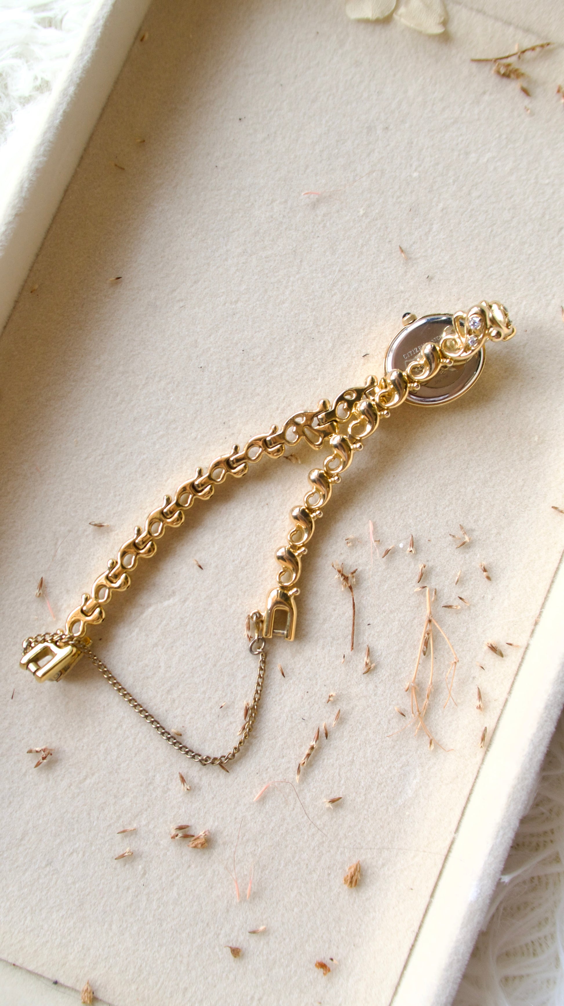 CTZ. Sylph Gold Oval Dial with White Jewels & Gold Chain