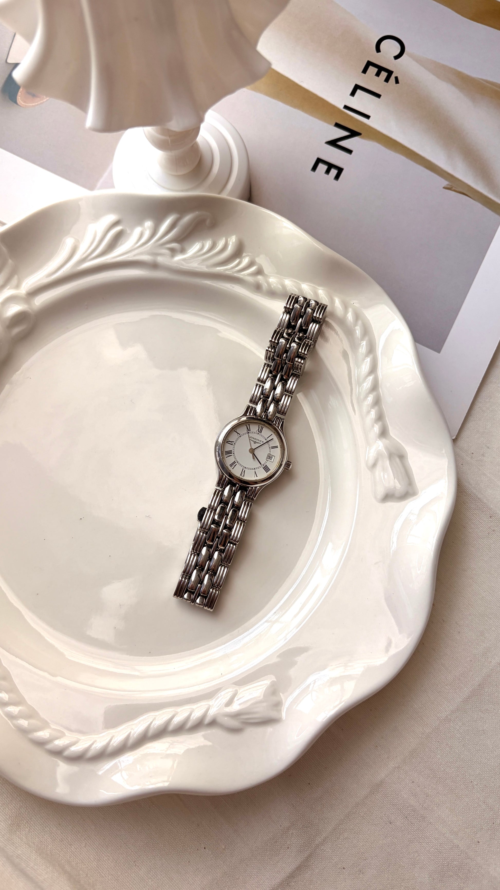 L. White Round Dial Silver Chain Watch