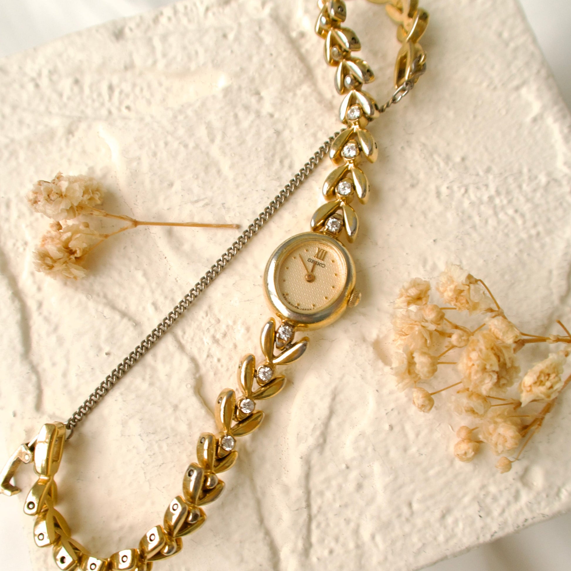 S. Gold Round Dial with White Jewels Gold Chain Watch