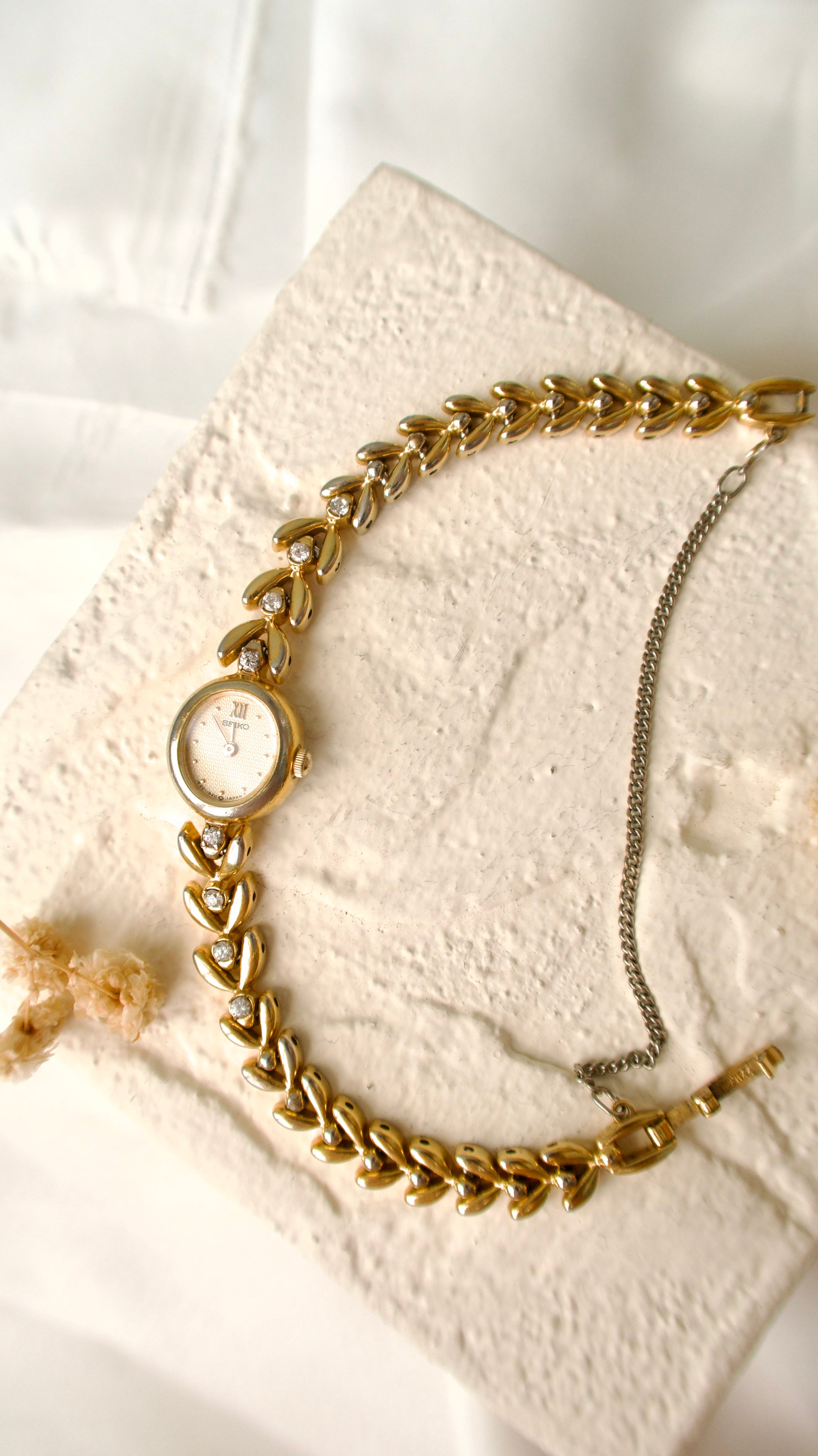S. Gold Round Dial with White Jewels Gold Chain Watch