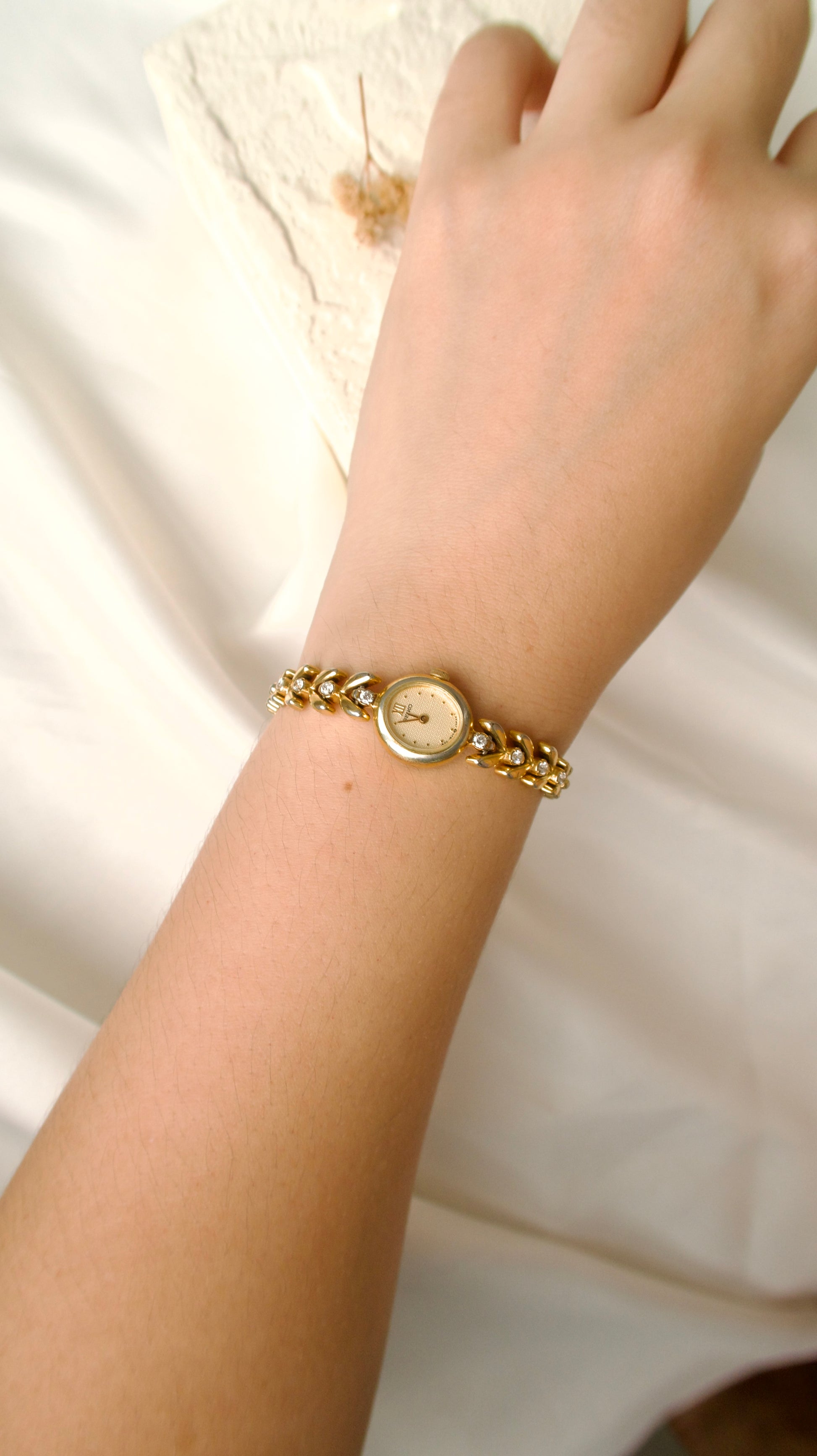 S. Gold Round Dial with White Jewels Gold Chain Watch