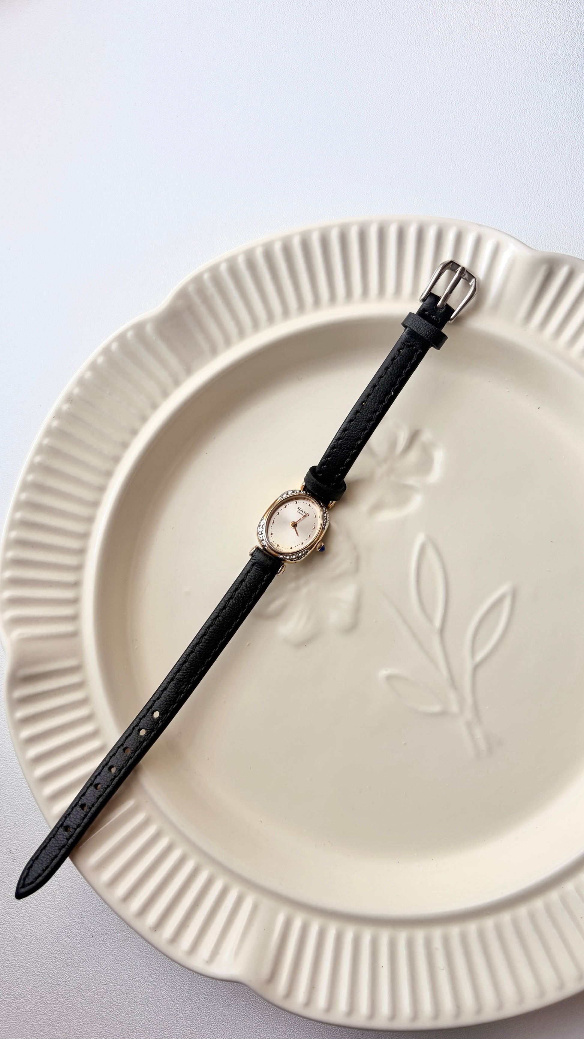 Rd. Gold Oval White Jewel Dial with Black Strap Watch