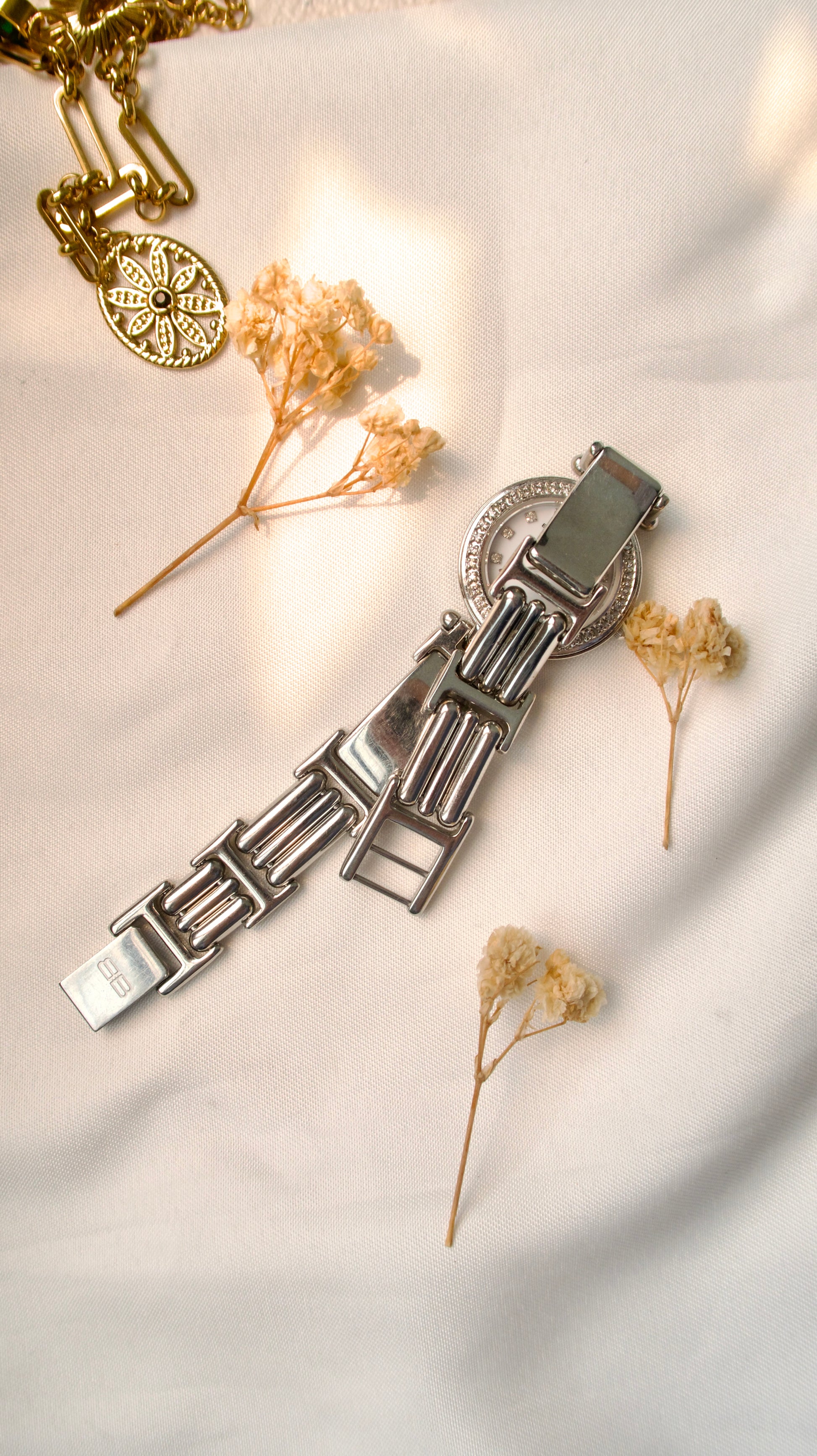 BLCG. White Round 12P Diamonds Dial with Silver Chain Watch