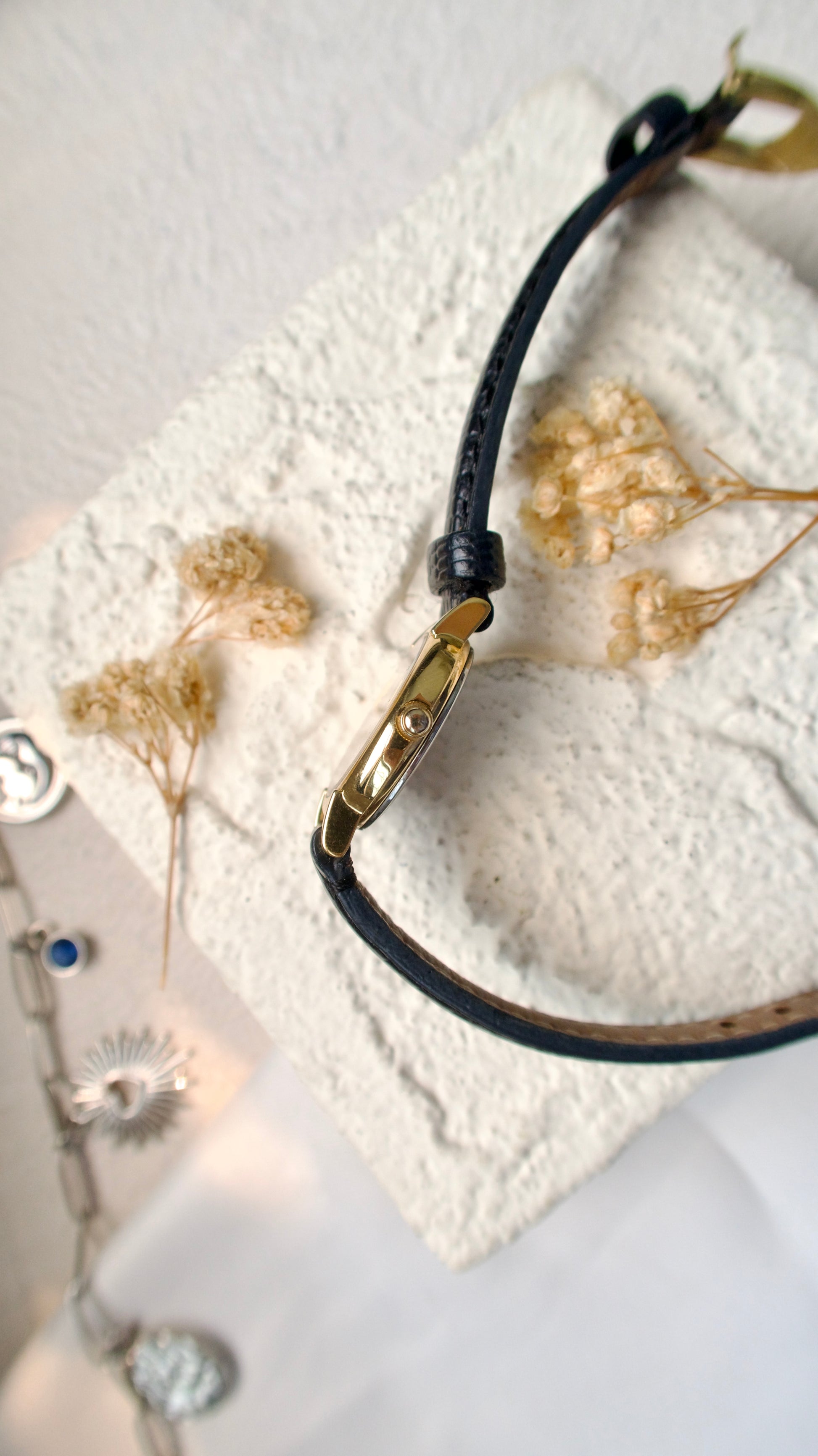 S. Lespoir Roman Round Dial with Black Strap Watch