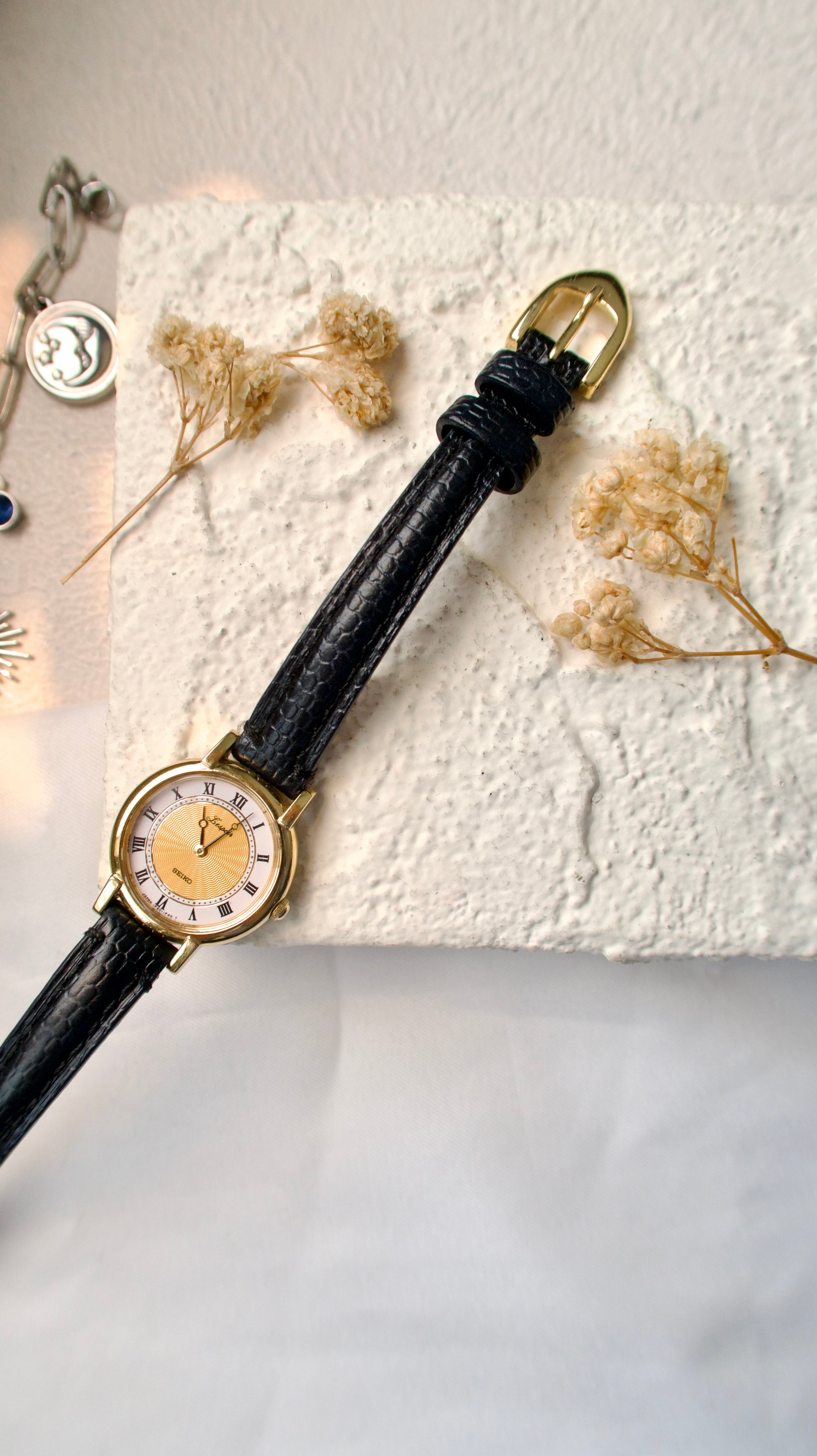 S. Lespoir Roman Round Dial with Black Strap Watch