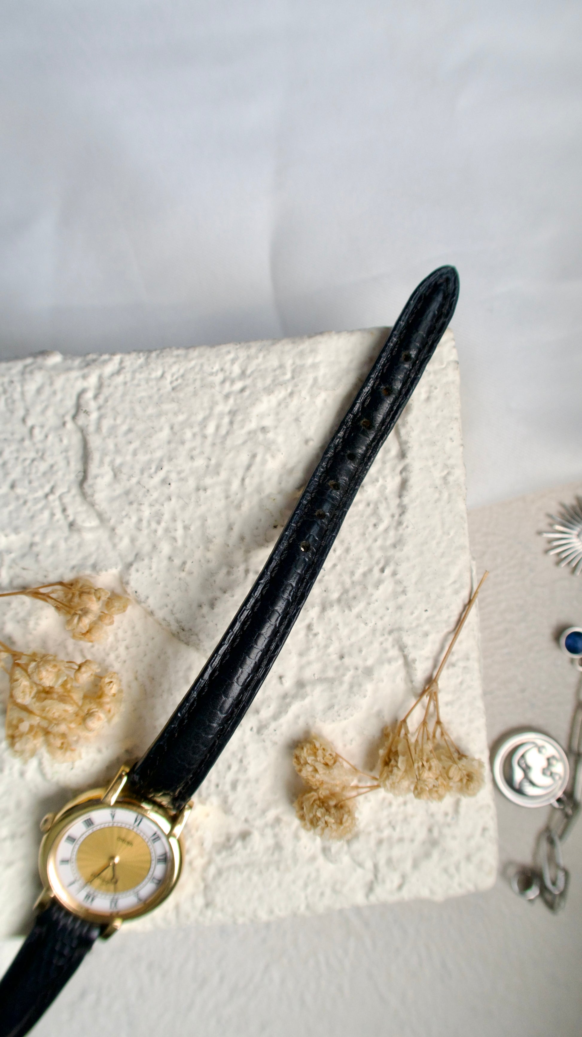 S. Lespoir Roman Round Dial with Black Strap Watch