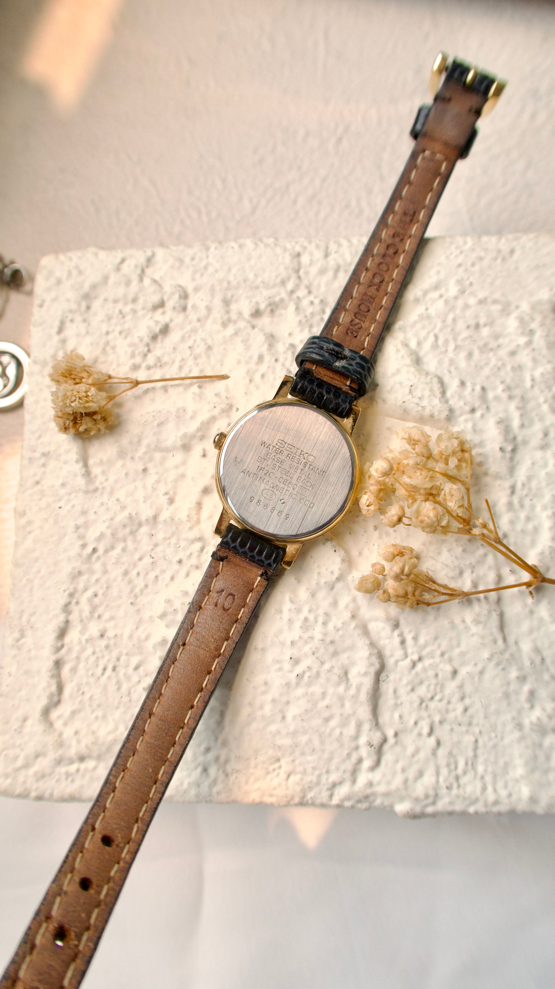 S. Lespoir Roman Round Dial with Black Strap Watch