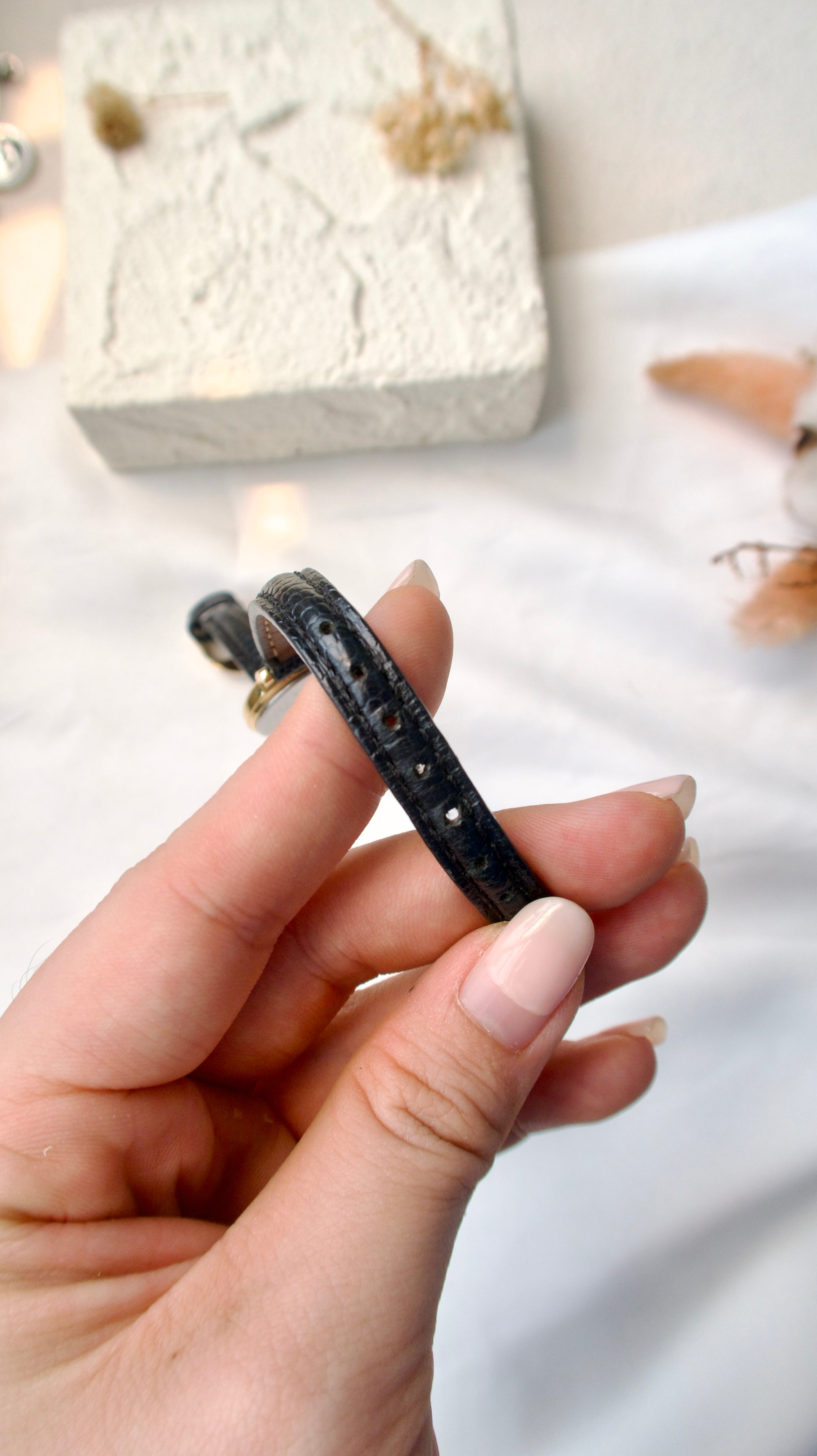 S. Lespoir Roman Round Dial with Black Strap Watch