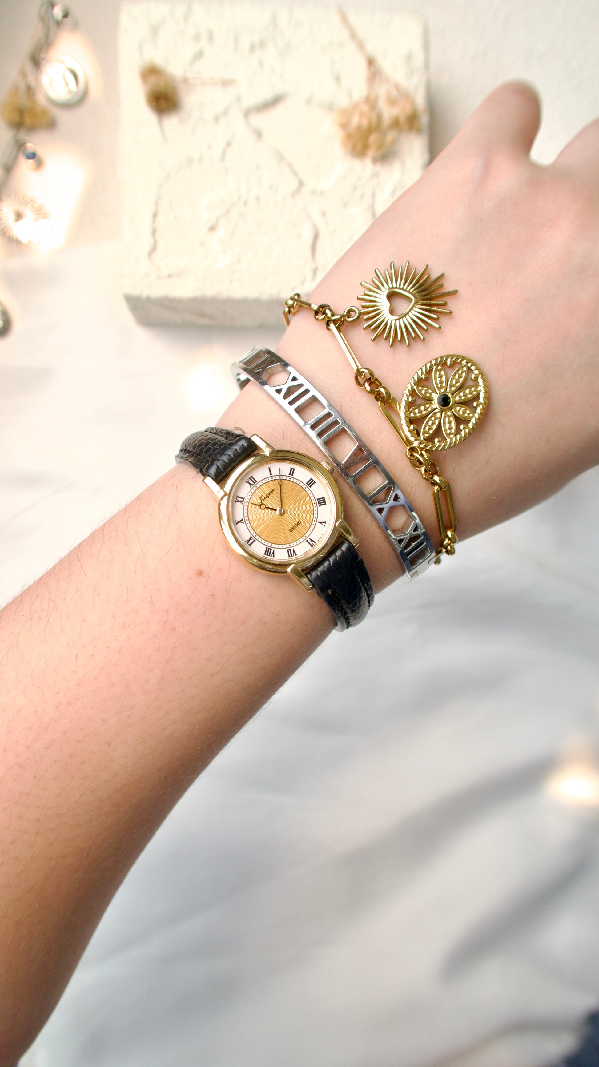 S. Lespoir Roman Round Dial with Black Strap Watch