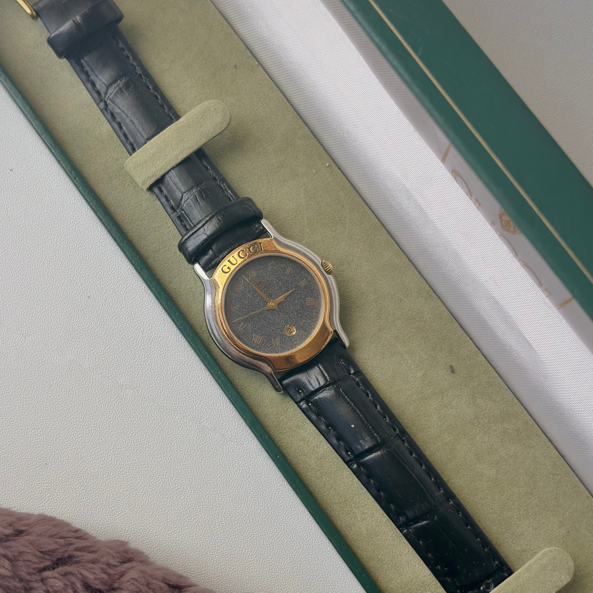 [WITH BOX] Gc. 8000L Blue Silver Round Dial Black Strap Watch