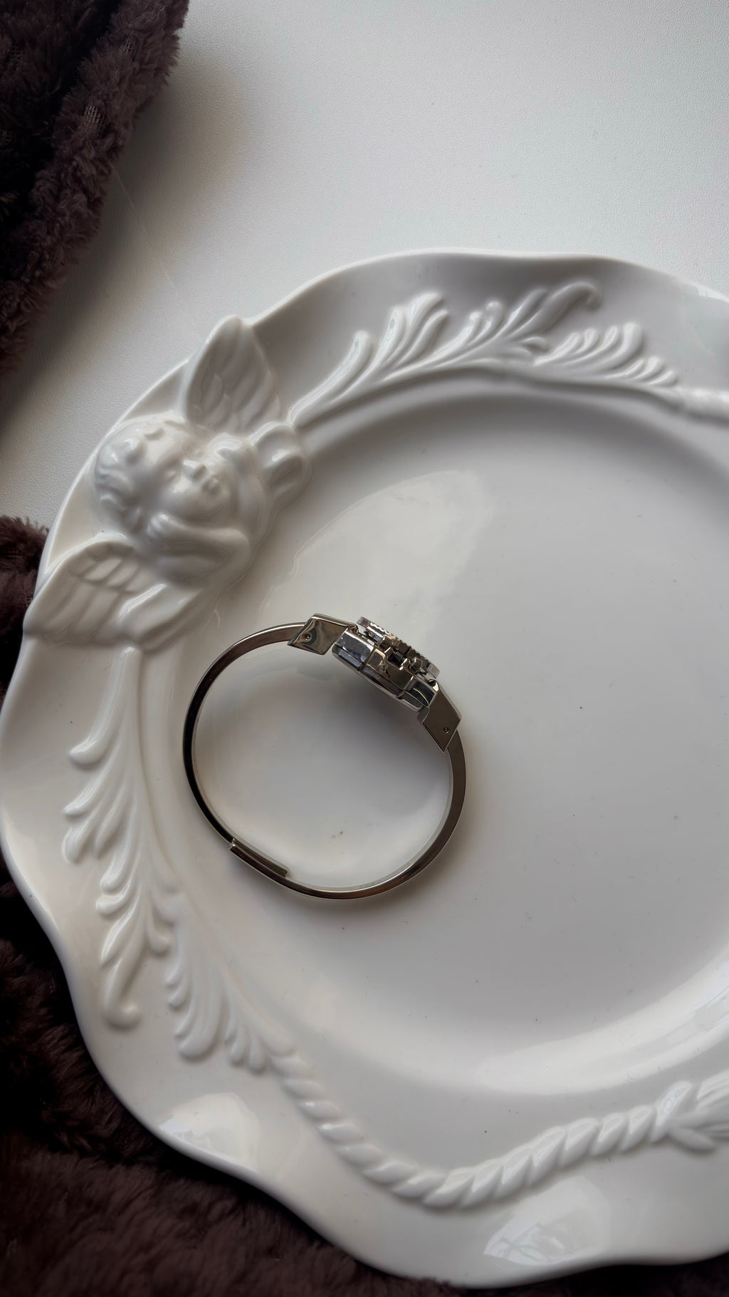 AM. White Flower & Black Dial Silver Bangle Watch