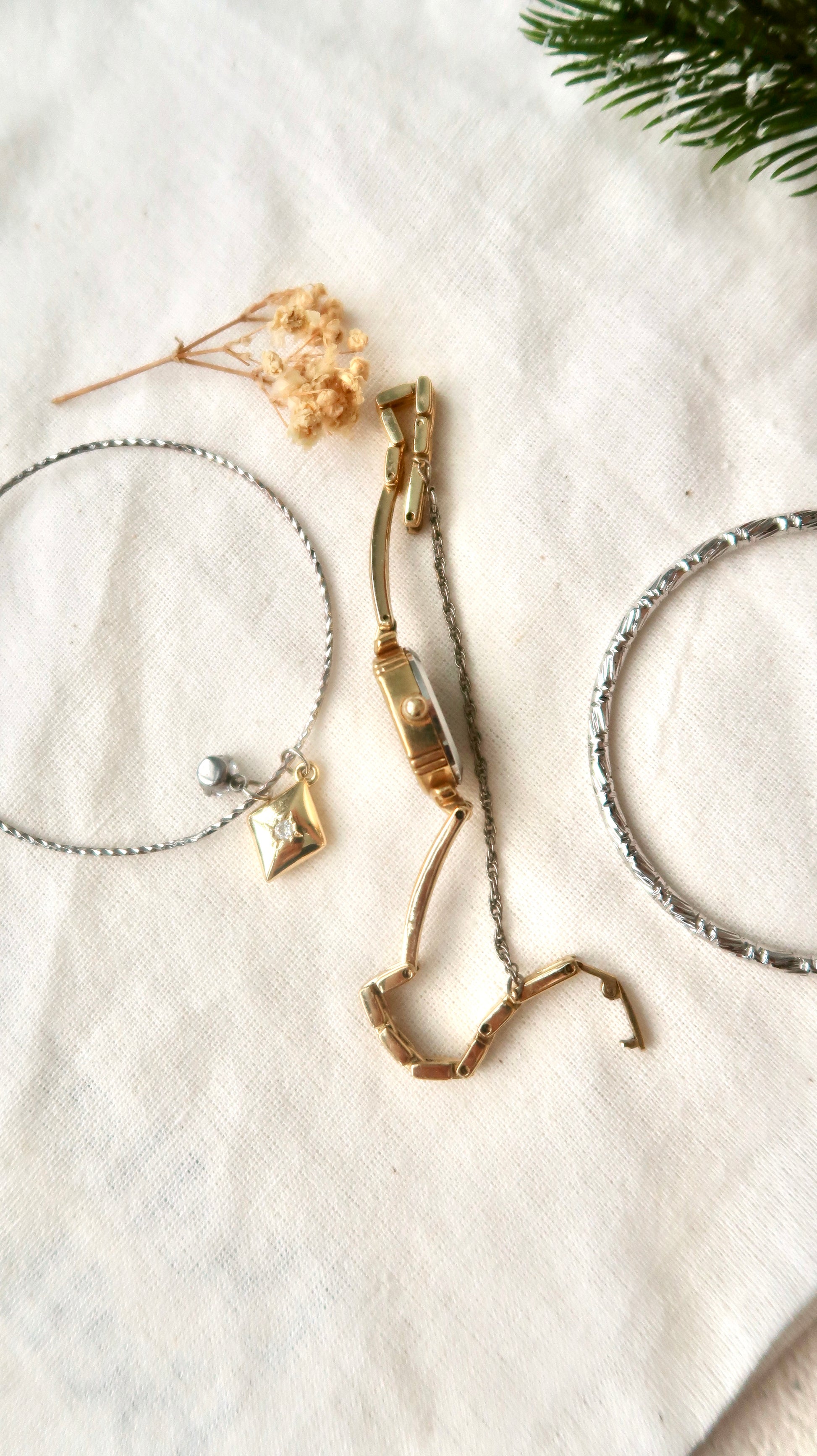 CTZ. Oval Gold Dial with Gold Chain Watch