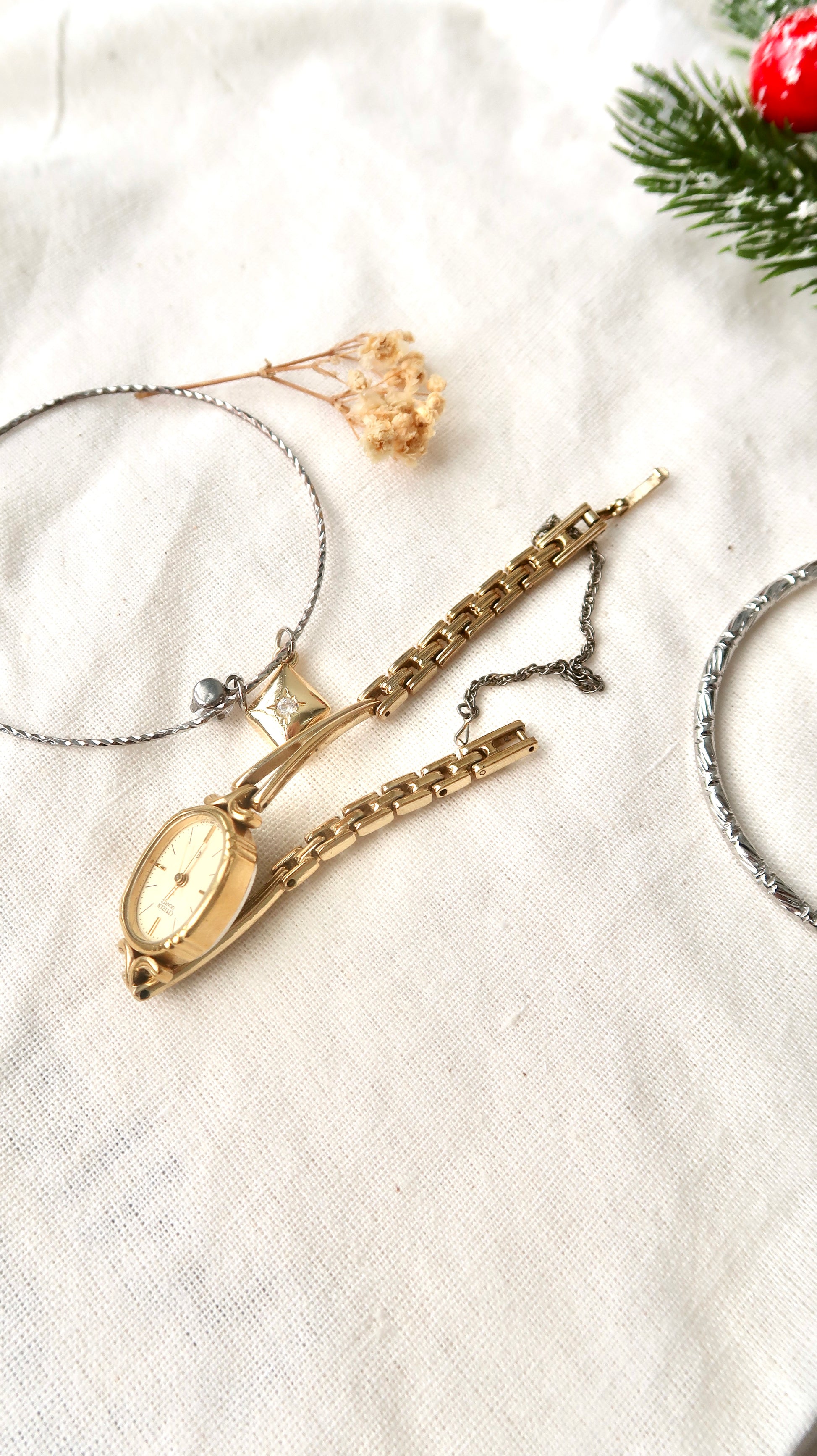 CTZ. Oval Gold Dial with Gold Chain Watch