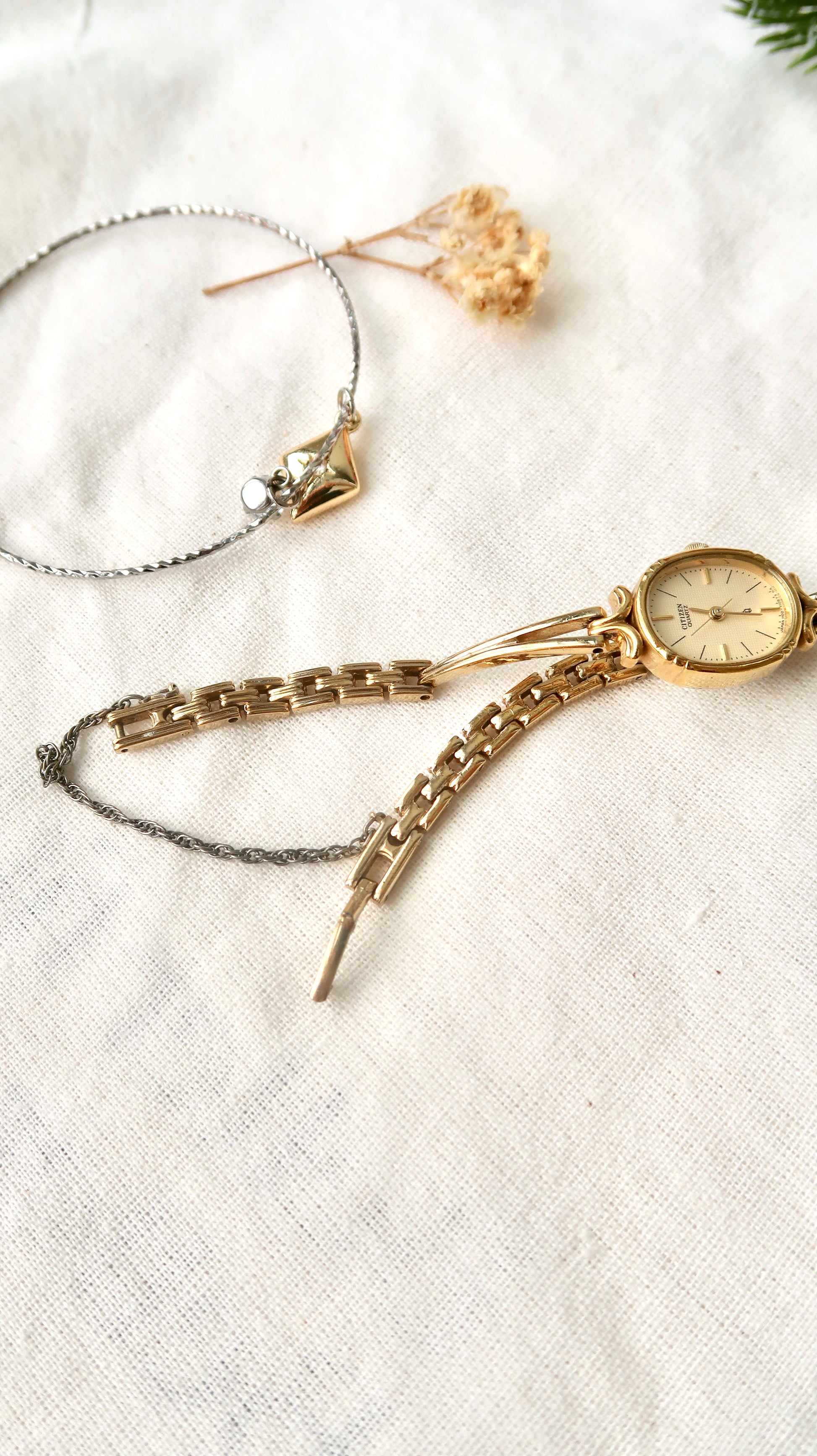 CTZ. Oval Gold Dial with Gold Chain Watch