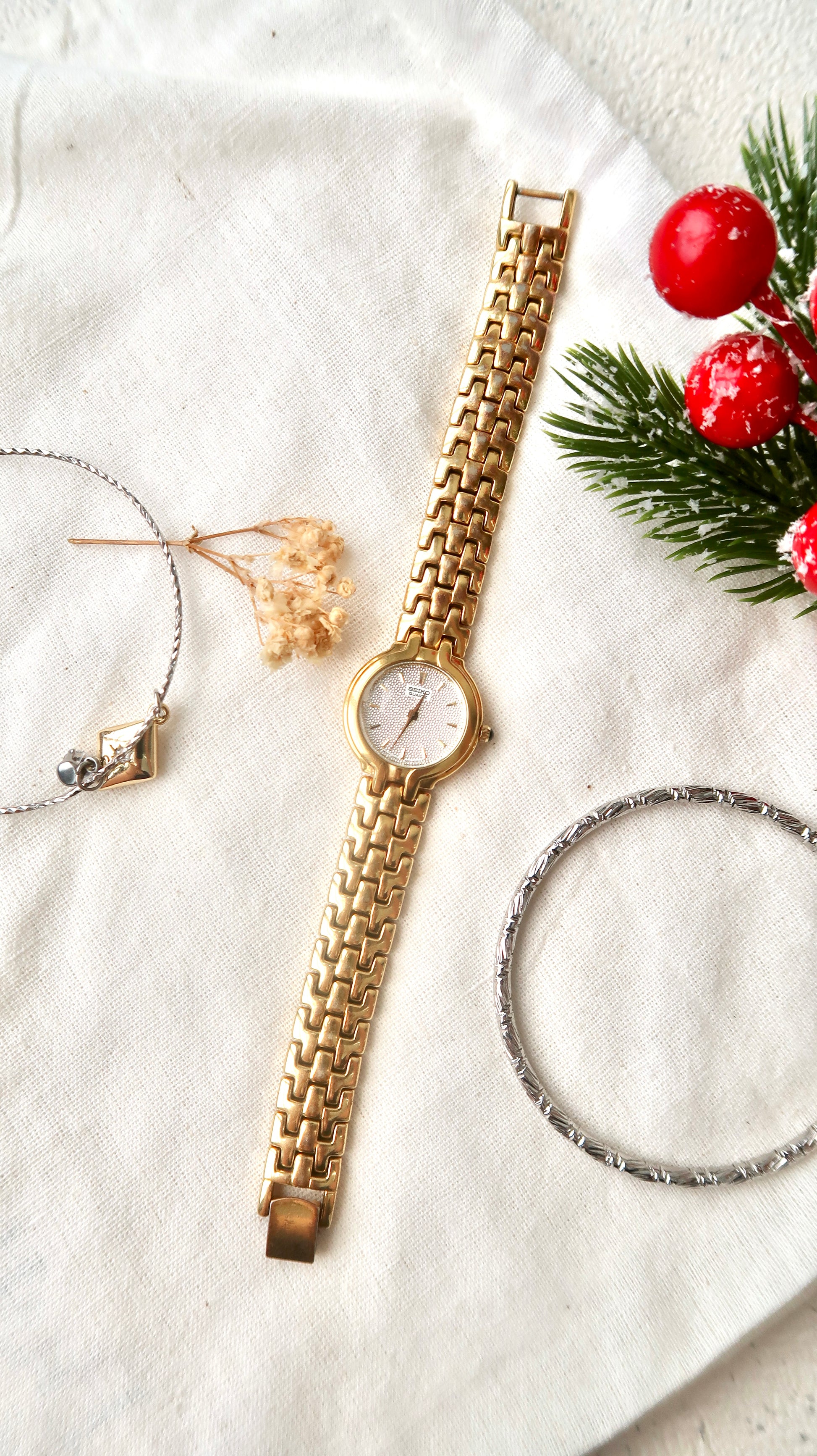 S. White Glitter Round Dial with Gold Chain Watch